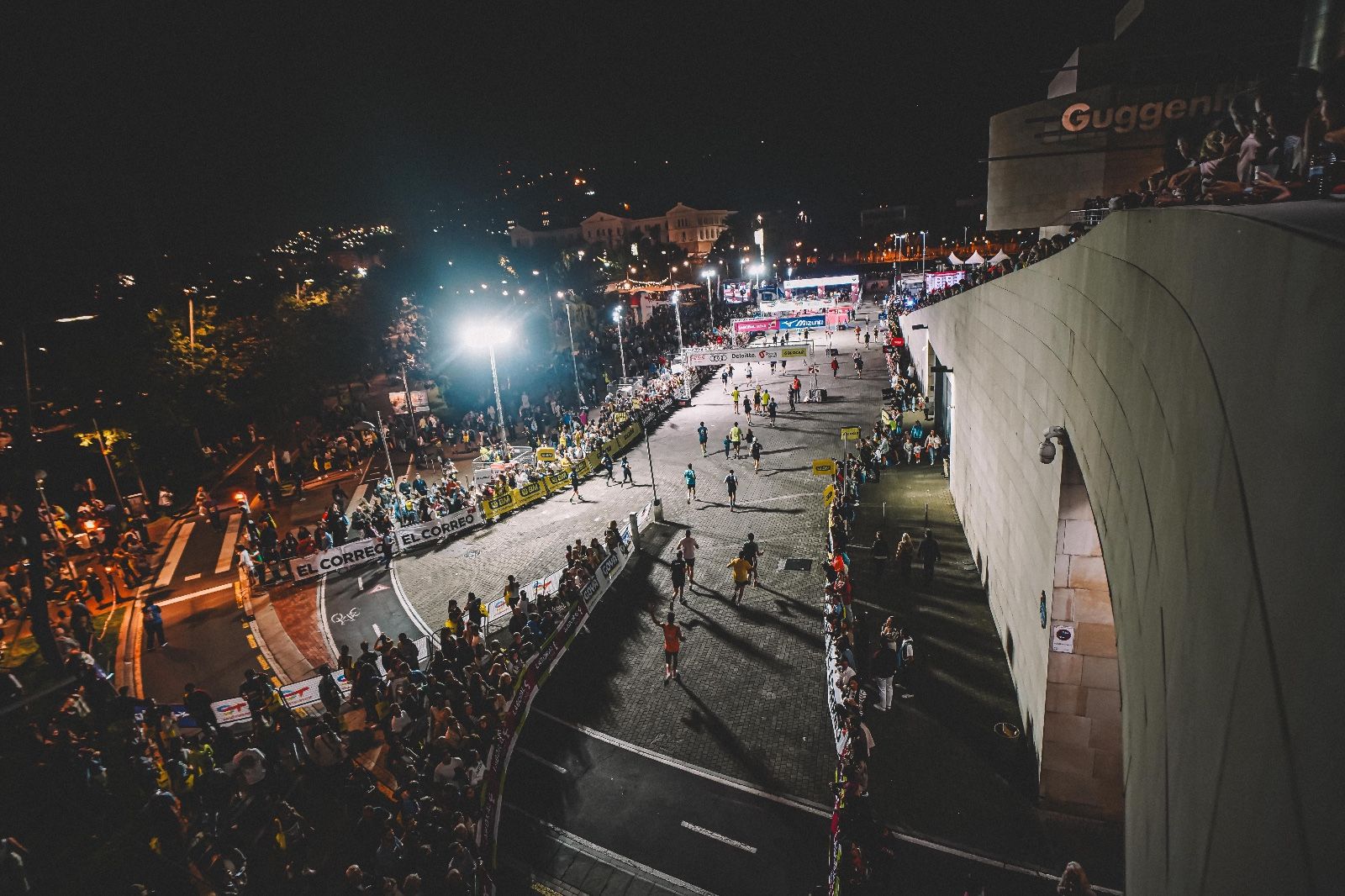 La meta, situada a la las puertas del Museo Guggenheim, es uno de los puntos más icónicos de TotalEnergies Bilbao Night Marathon. FÉLIX SÁNCHEZ La meta, situada a la las puertas del Museo Guggenheim, es uno de los puntos más icónicos de TotalEnergies Bilbao Night Marathon. FÉLIX SÁNCHEZ