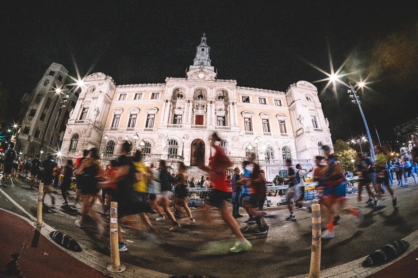 El paso por el ayuntamiento, con la ría a la izquierda, el inicio de una larga recta que lleva a los participantes del TotalEnergies Bilbao Night Marathon hasta el punto más al sur del trazado. FÉLIX SÁNCHEZ El paso por el ayuntamiento, con la ría a la izquierda, el inicio de una larga recta que lleva a los participantes del TotalEnergies Bilbao Night Marathon hasta el punto más al sur del trazado. FÉLIX SÁNCHEZ