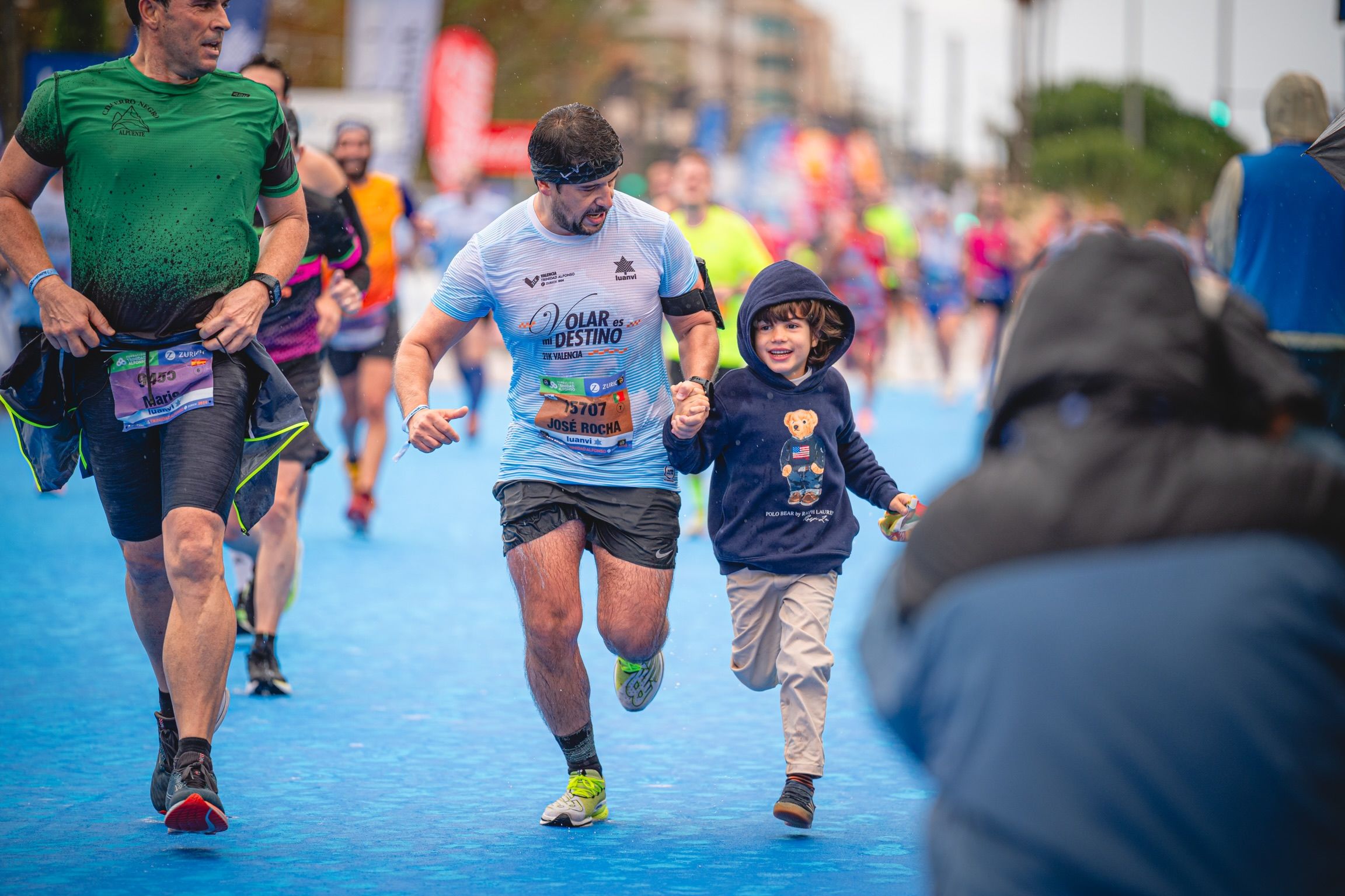La línea de meta del Medio Maratón de Valencia ha sido una fiesta. VSM PHOTOEVENTS.