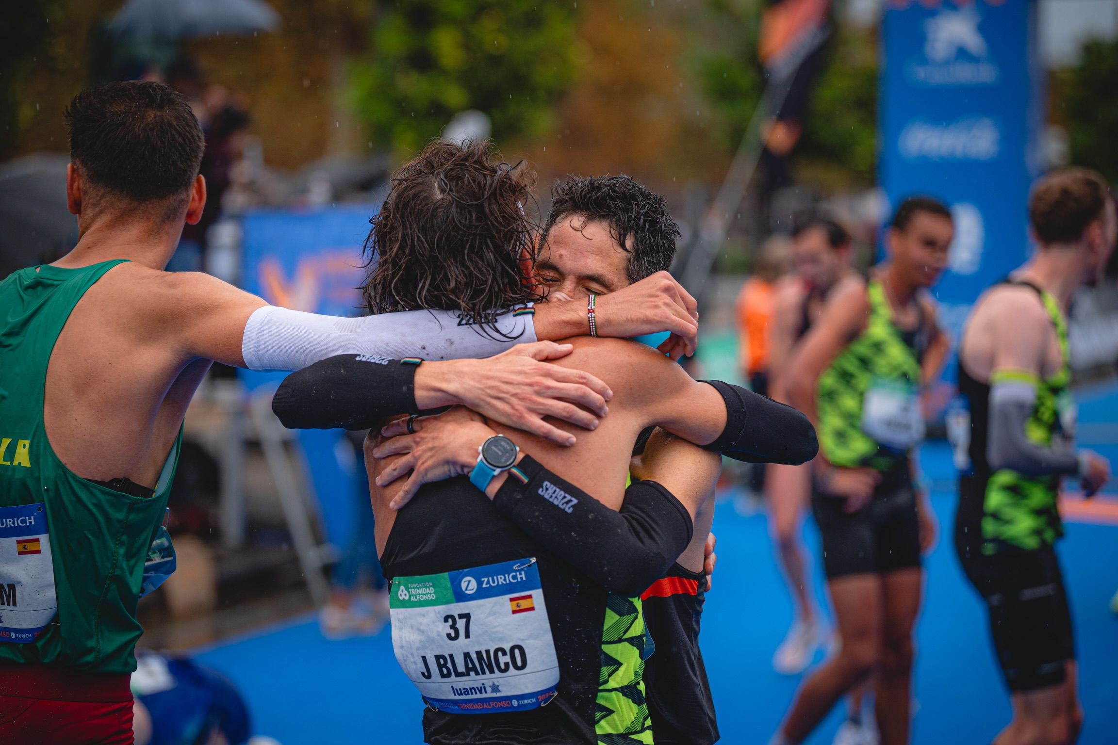 Jorge Blanco y Javi Guerra se abrazan tras el Medio Maratón de Valencia 2024. VSM PHOTOEVENTS.