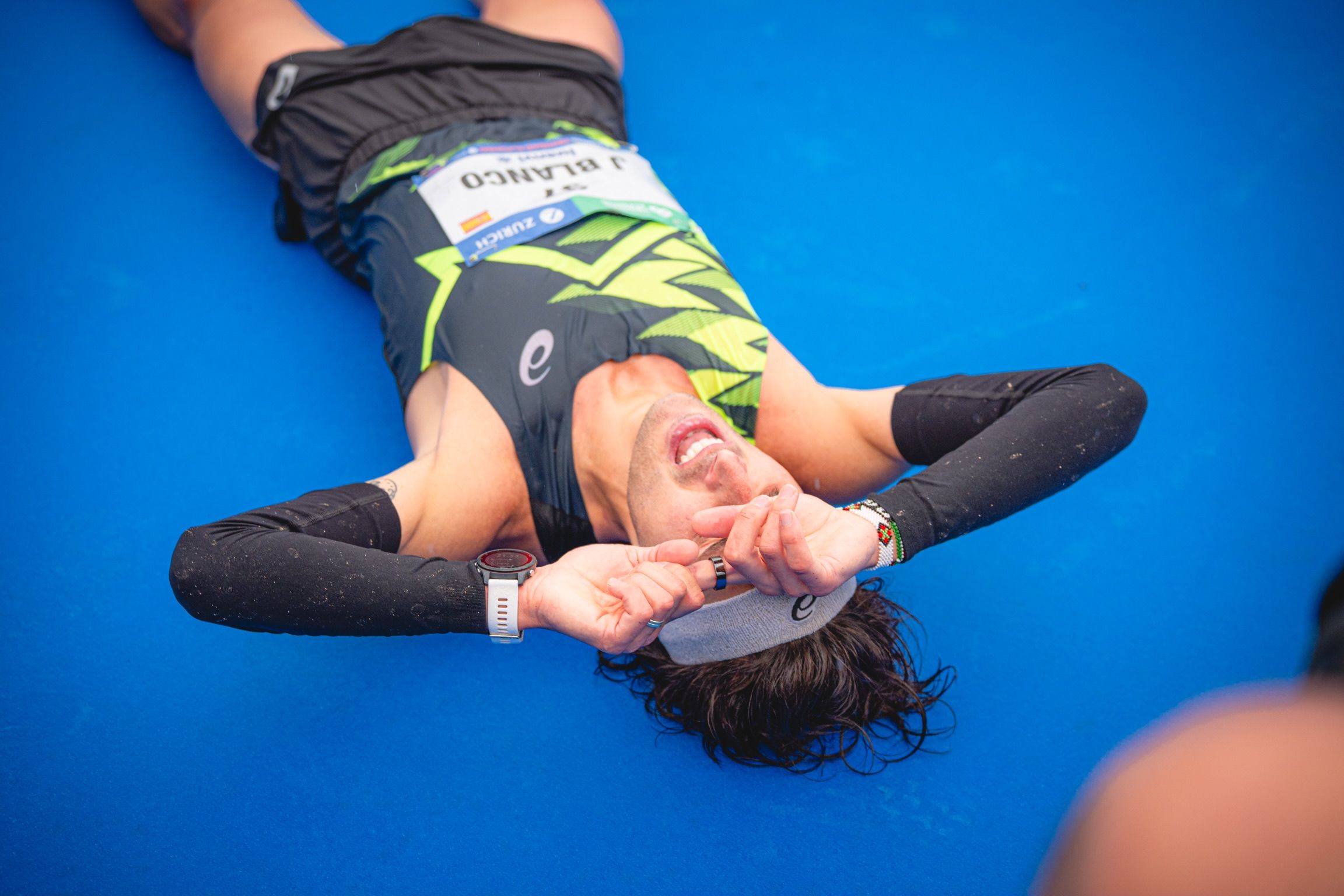 Jorge Blanco celebrando su marca personal en medio maratón en Valencia (61:46). VSM PHOTOEVENTS.