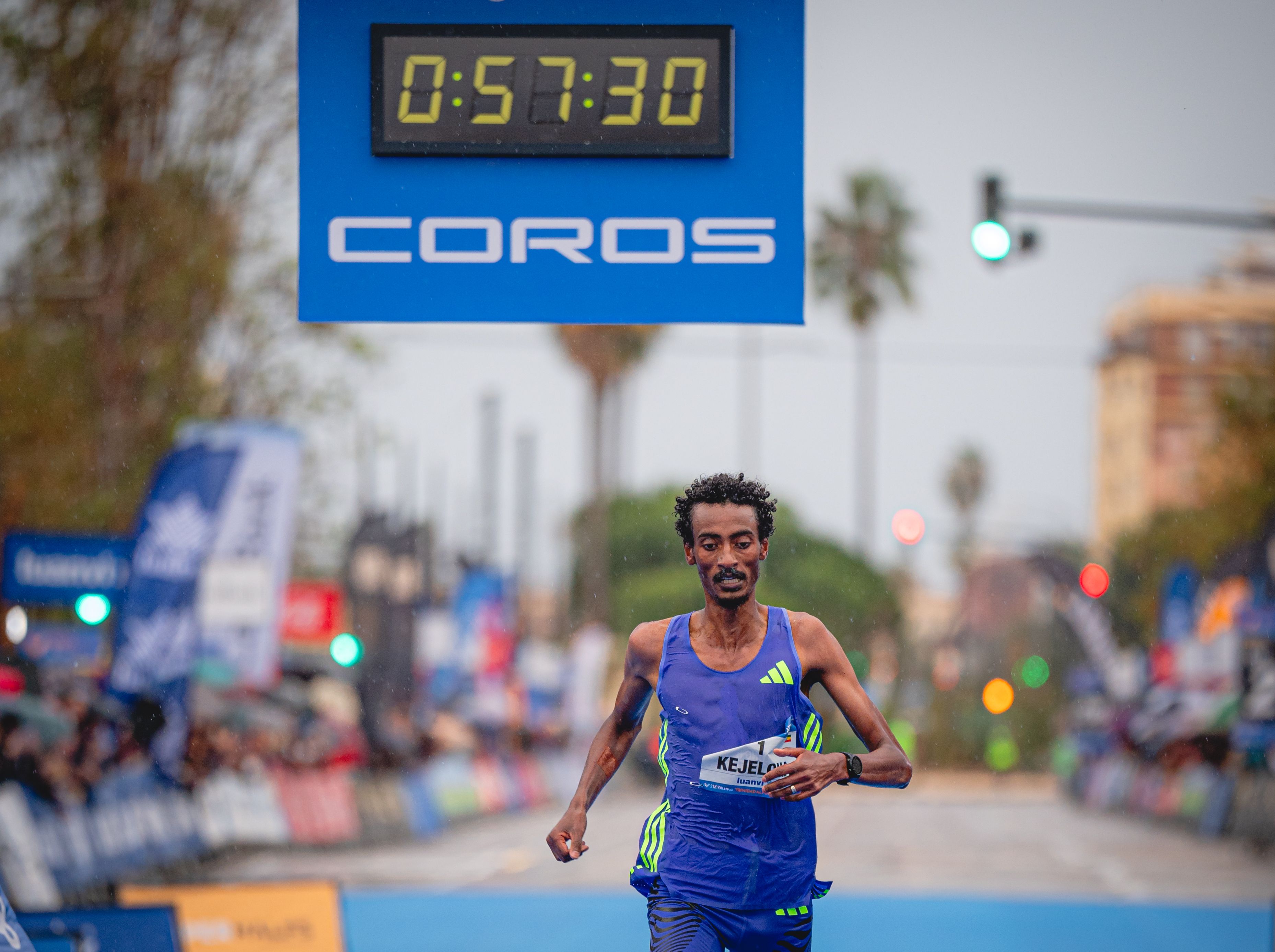 Yomif Kejelcha cruzando la meta del Medio Maratón de Valencia en el que ha batido el récord del mundo. VSM PHOTOEVENTS.