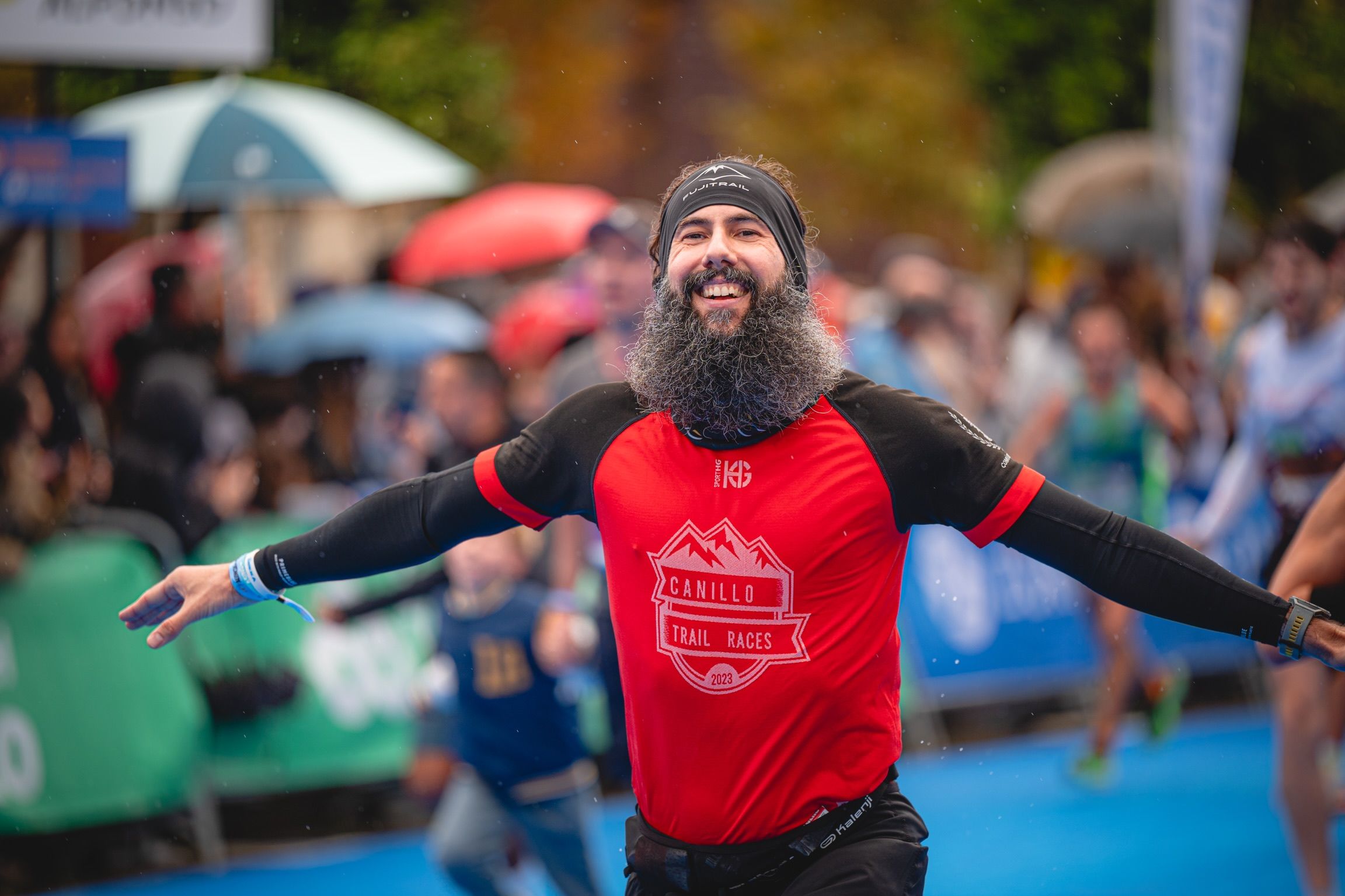 Celebraciones para todos en la meta del Medio Maratón de Valencia 2024. VSM PHOTOEVENTS.