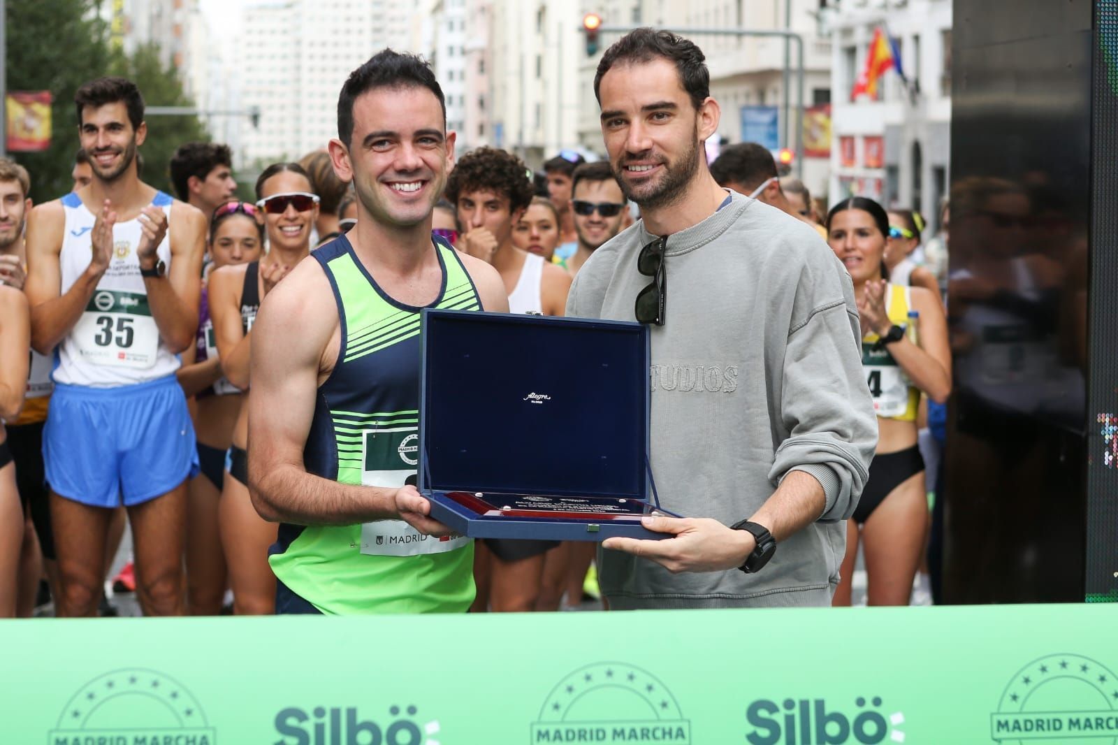 El embajador de Skechers Diego García entrega la placa de homenaje a Alvaro Martín