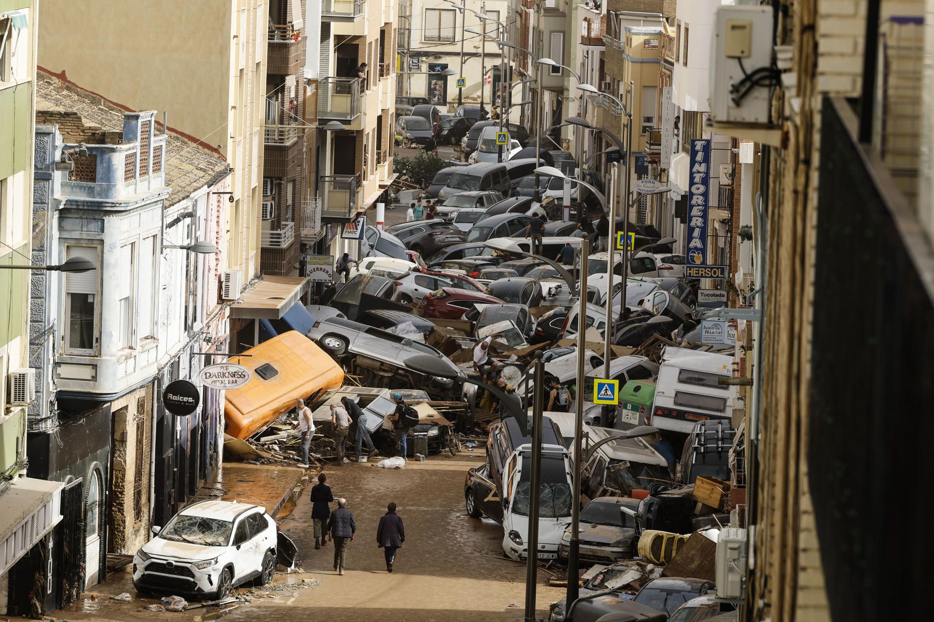 Vehículos amontonados en una calle tras las intensas lluvias de la fuerte dana que afecta especialmente el sur y el este de la península ibérica, este miércoles en Picaña (Valencia). EFE.