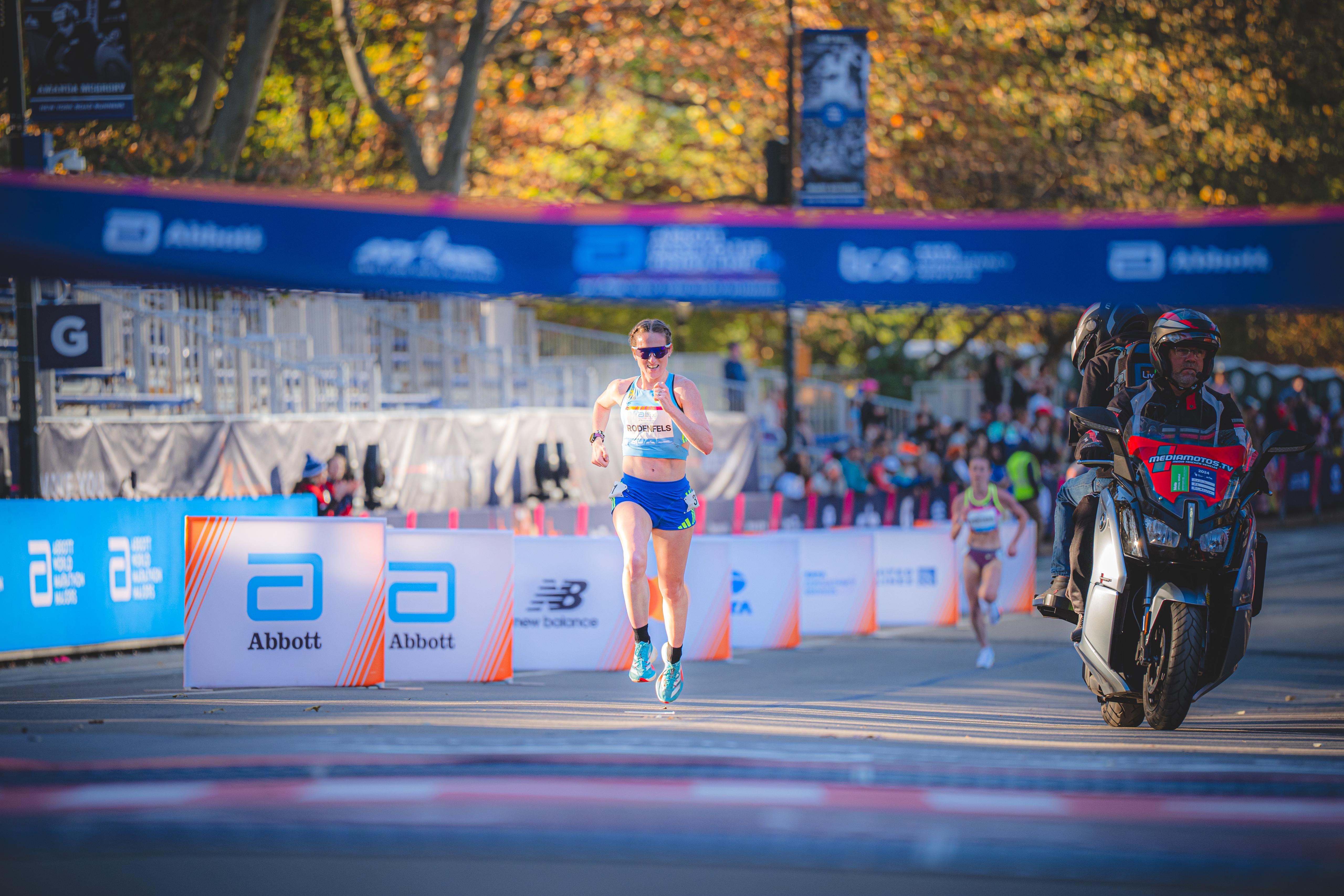 Annie Rodenfels repitiendo victoria en el Campeonato de Estados Unidos de 5K en el 'Dash to the Finish' previo al Maratón de Nueva York. VSM PHOTOEVENTS.