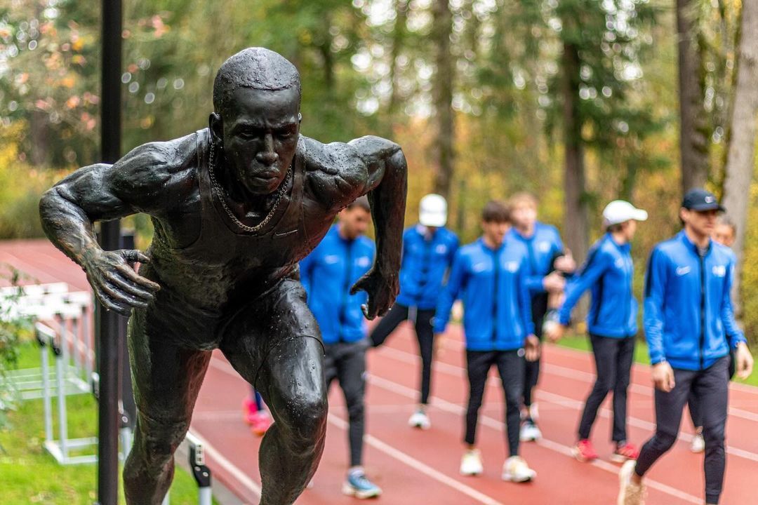 Detalle de la estatua de Michael Johnson en la pista que lleva su nombre en la sede de Nike.
