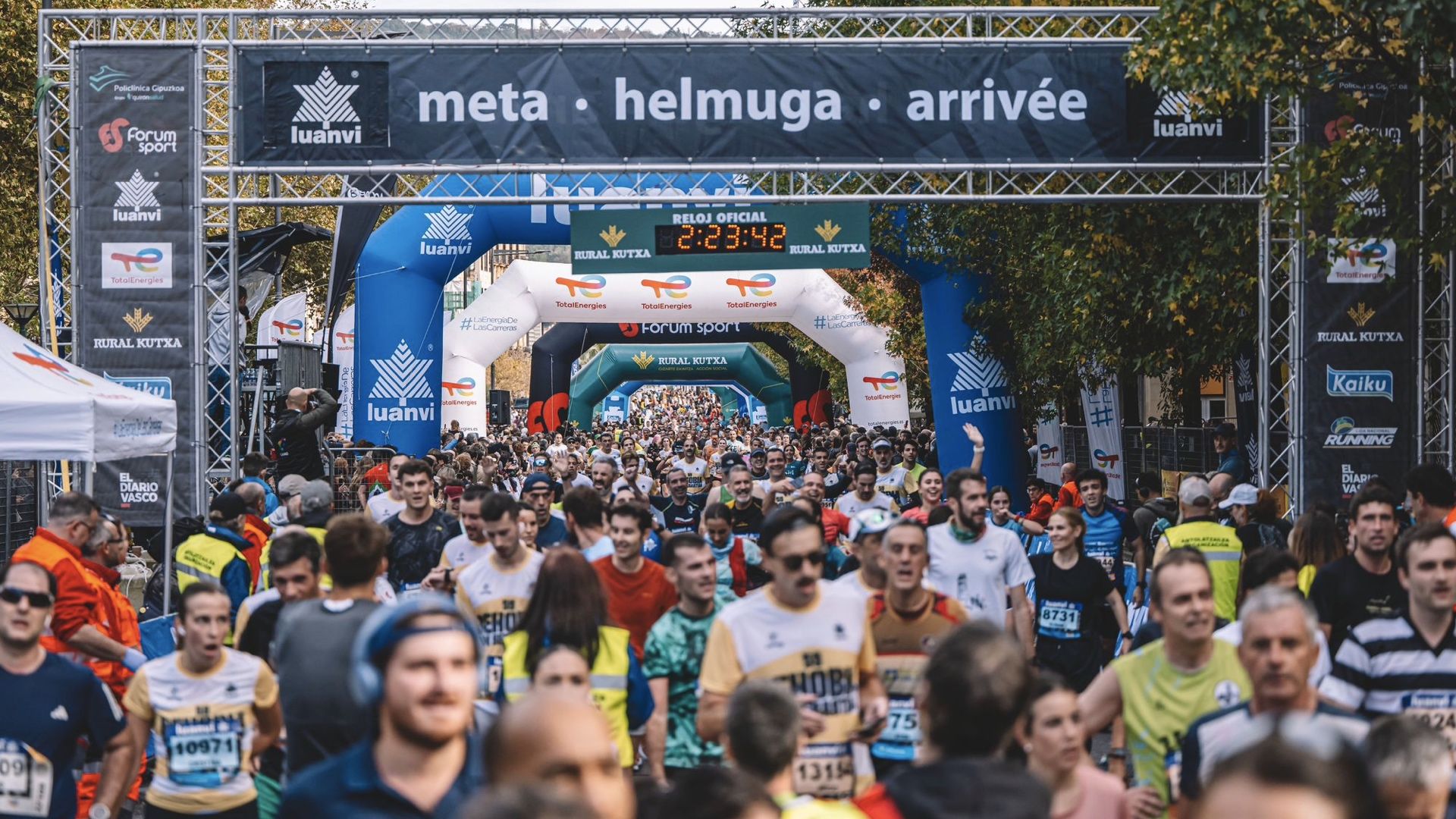 Una imagen de la meta de la Behobia San Sebastián 2024. FOTORUNNERS.