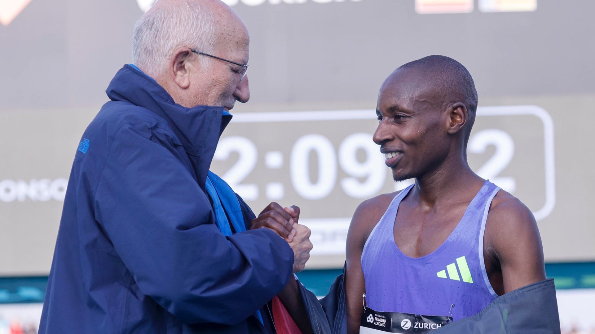 El empresario Juan Roig, impulsor del Maratón Valencia a través de la Fundación Trinidad Alfonso, felicita al ganador, el keniano Sabastian Sawe. EFE.