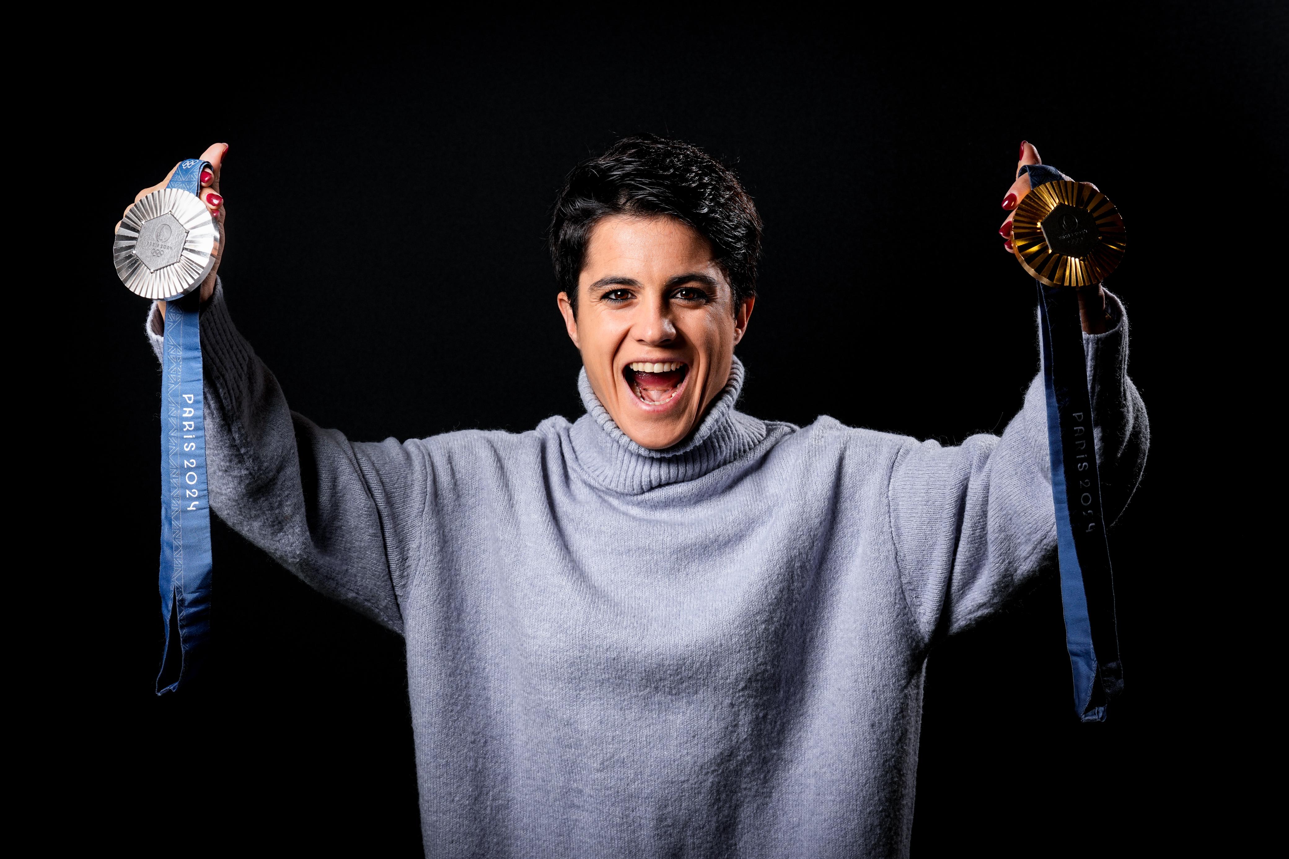 María Pérez exhibió sus dos medallas olímpicas en los Desayunos Deportivos de Europa Press. ÓSCAR J. BARROSO / EUROPA PRESS