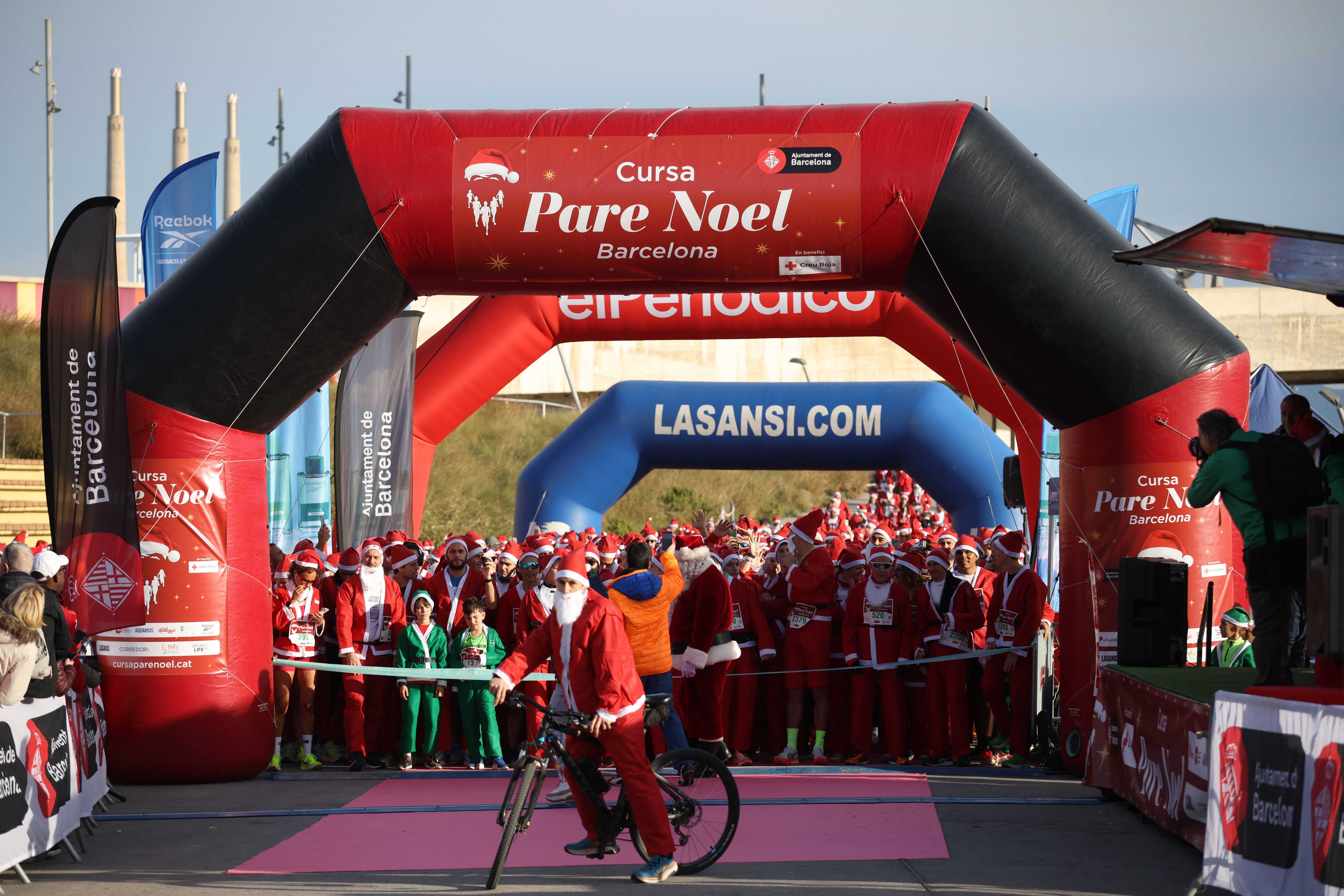Las mejores fotos de la Carrera de Papá Noel de Barcelona 2024. 137