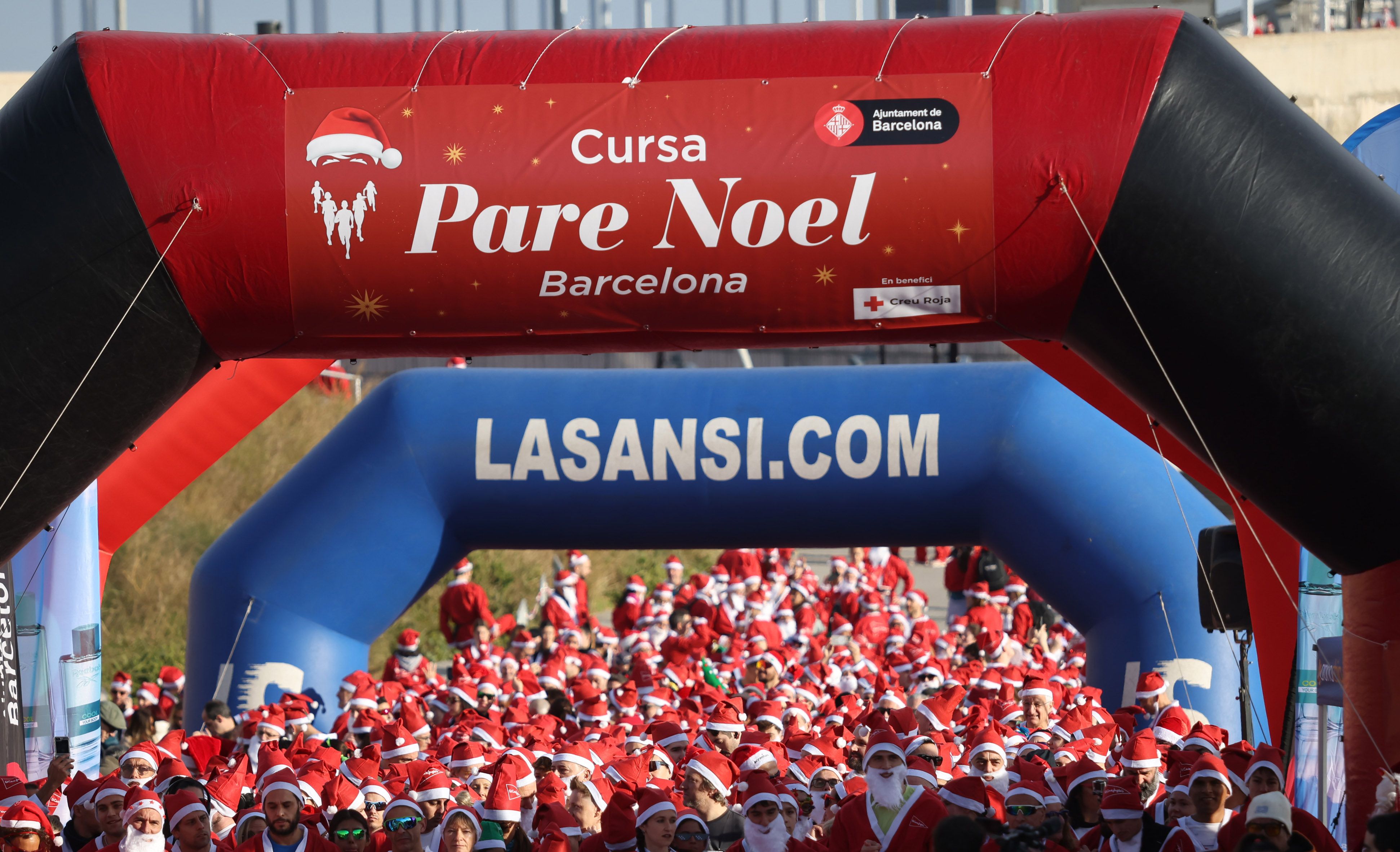 Las mejores fotos de la Carrera de Papá Noel de Barcelona 2024. 141