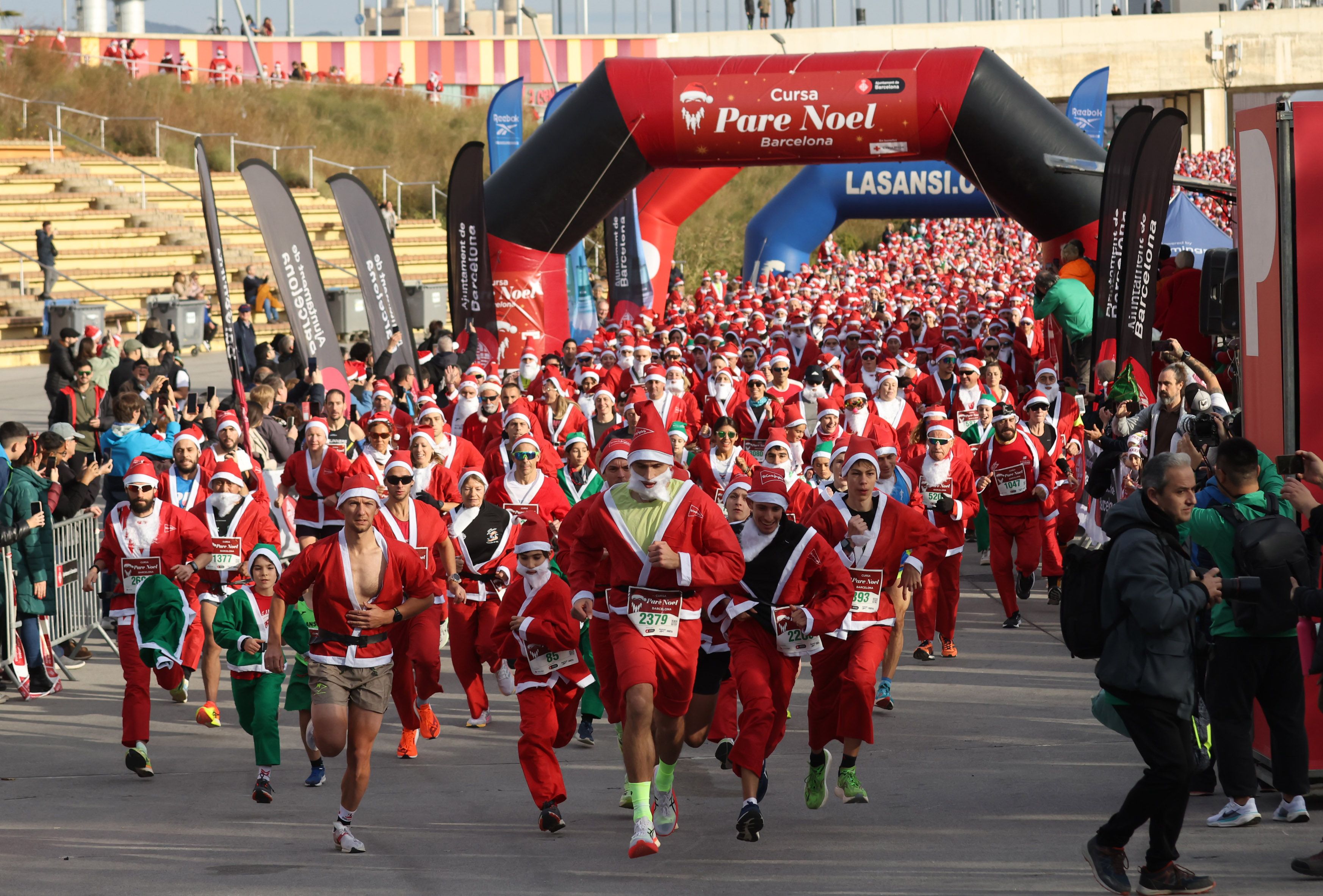 Las mejores fotos de la Carrera de Papá Noel de Barcelona 2024. 207