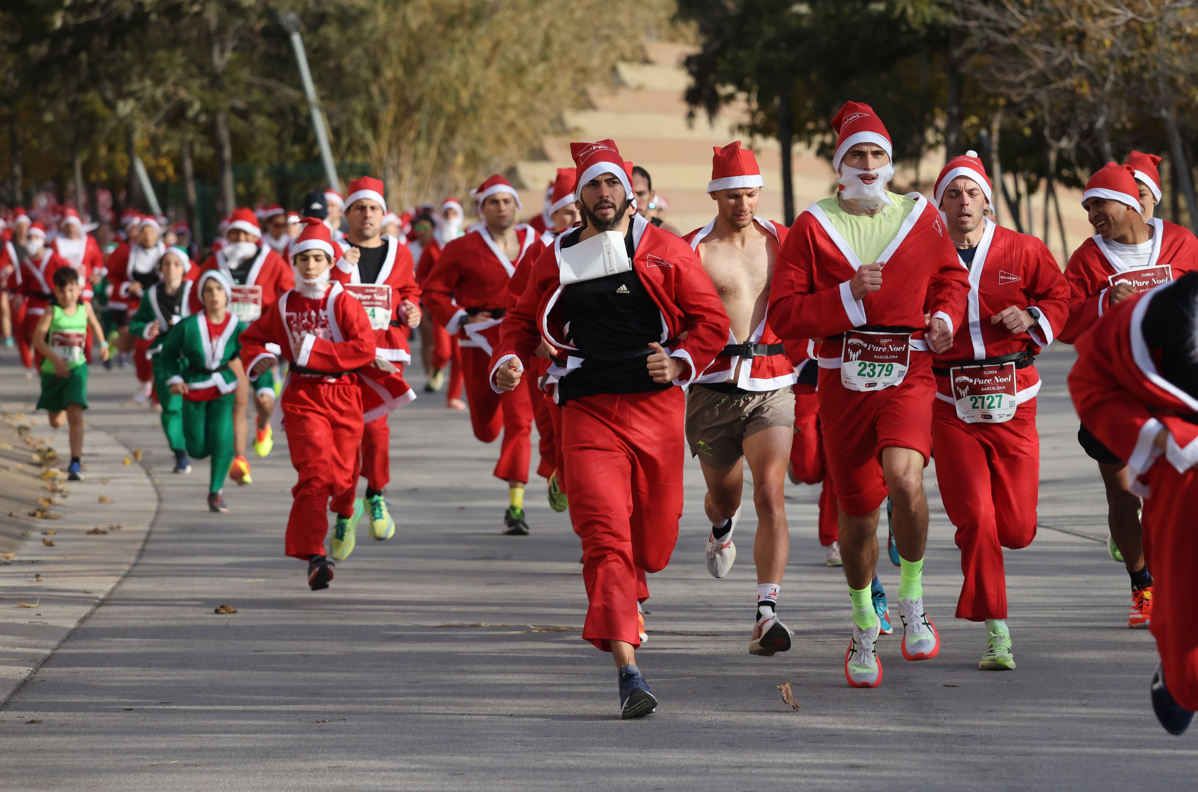 Las mejores fotos de la Carrera de Papá Noel de Barcelona 2024. 245