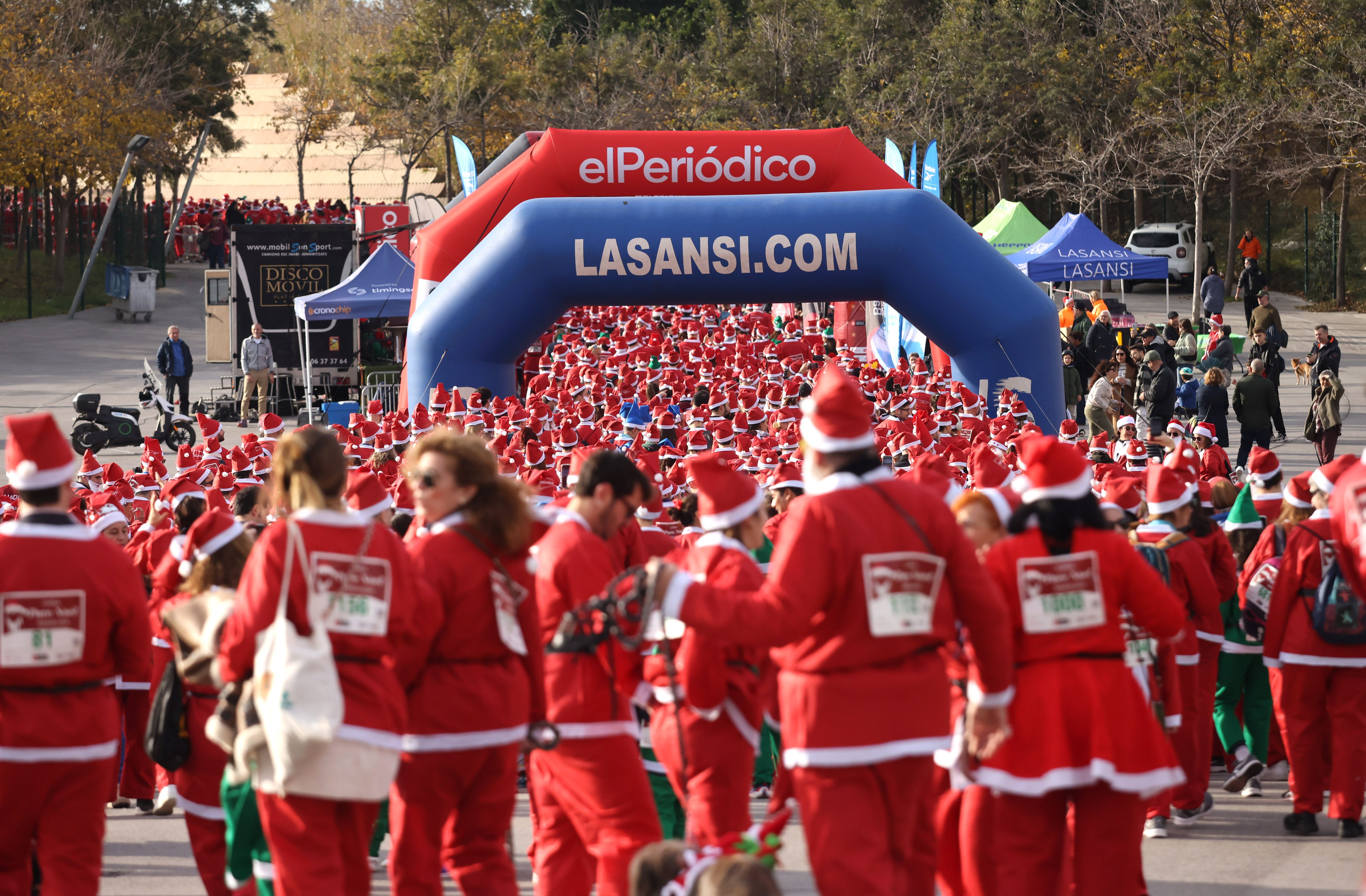 Las mejores fotos de la Carrera de Papá Noel de Barcelona 2024. 292