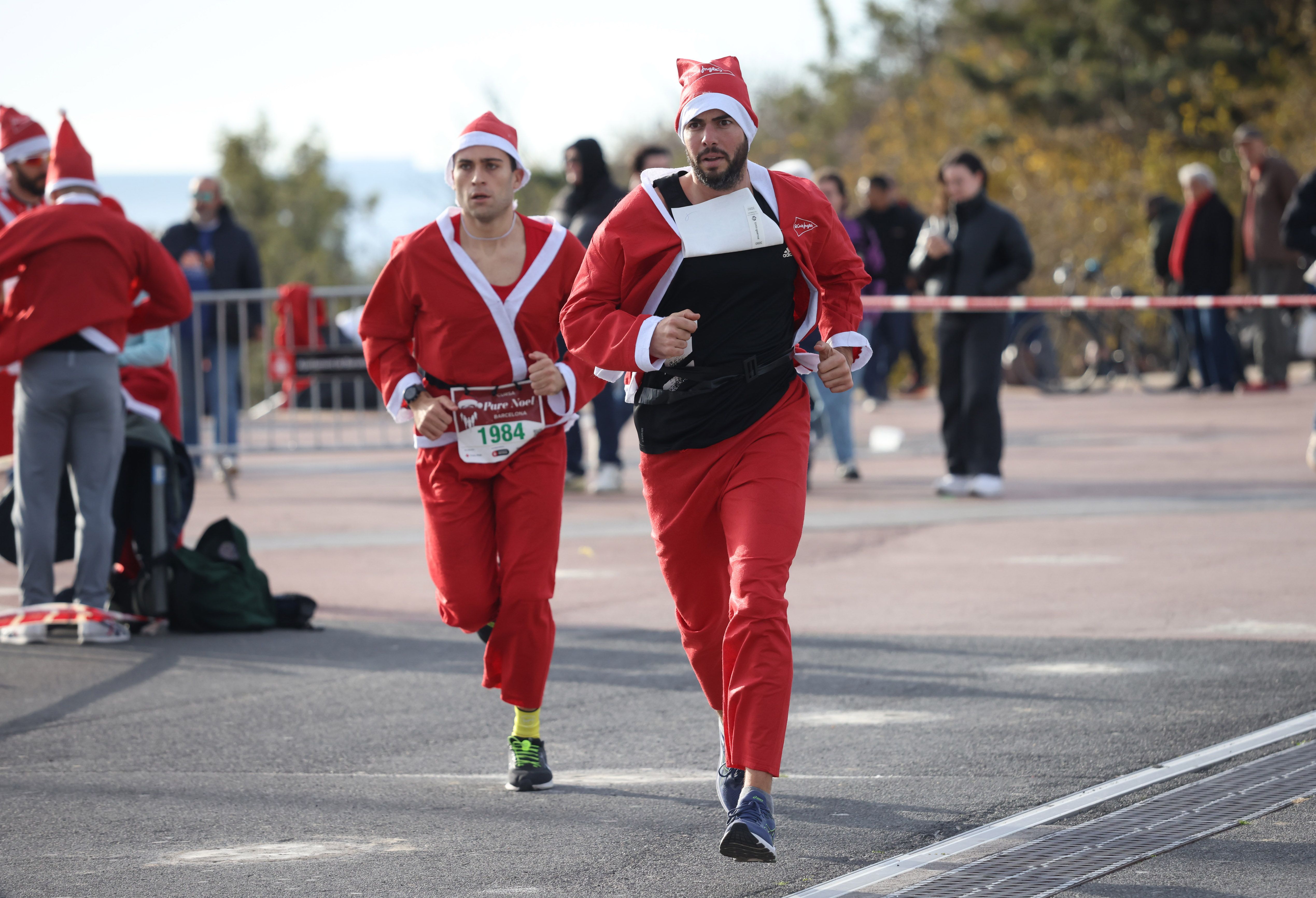 Las mejores fotos de la Carrera de Papá Noel de Barcelona 2024. 302