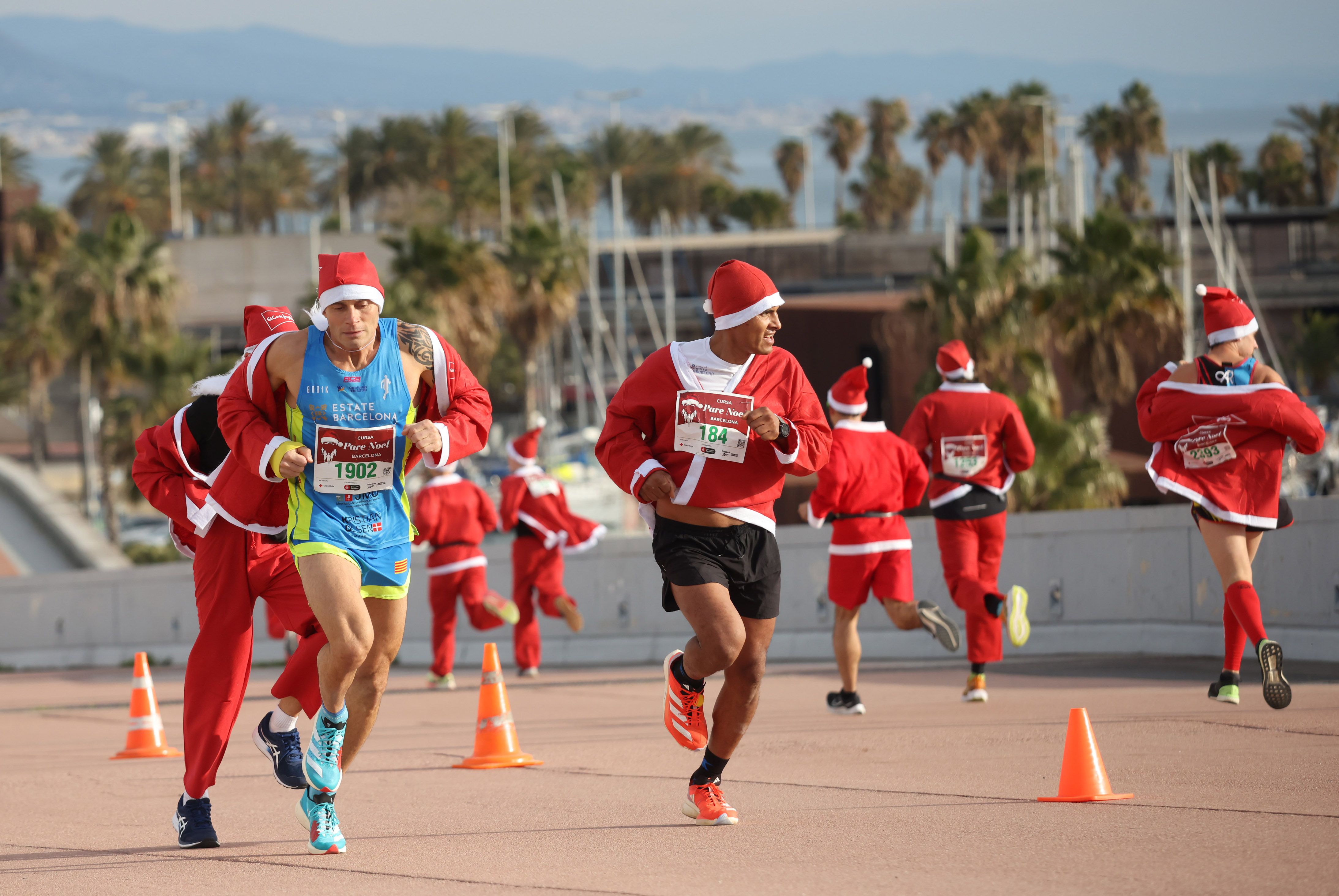Las mejores fotos de la Carrera de Papá Noel de Barcelona 2024. 316