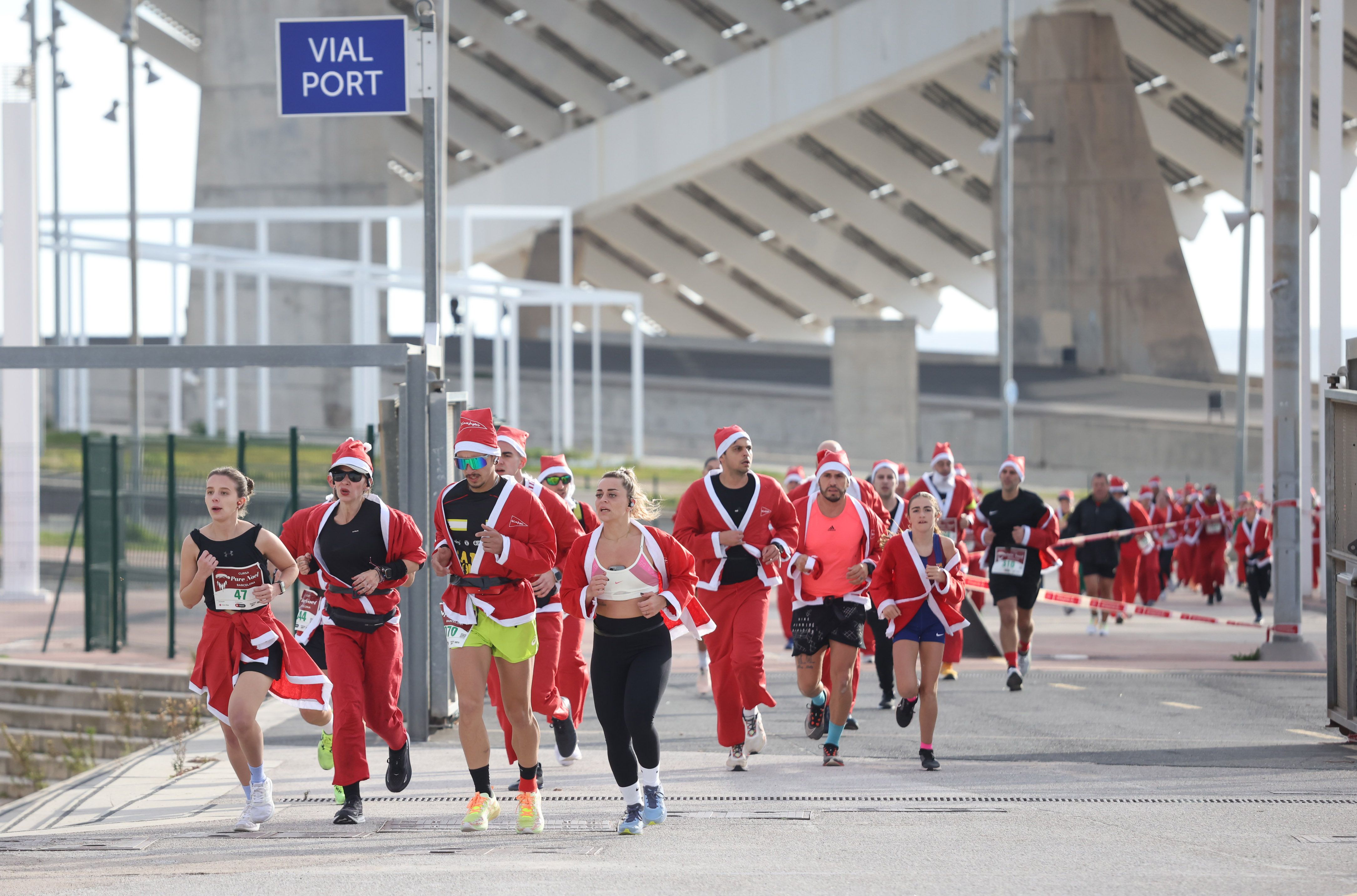 Las mejores fotos de la Carrera de Papá Noel de Barcelona 2024. 332