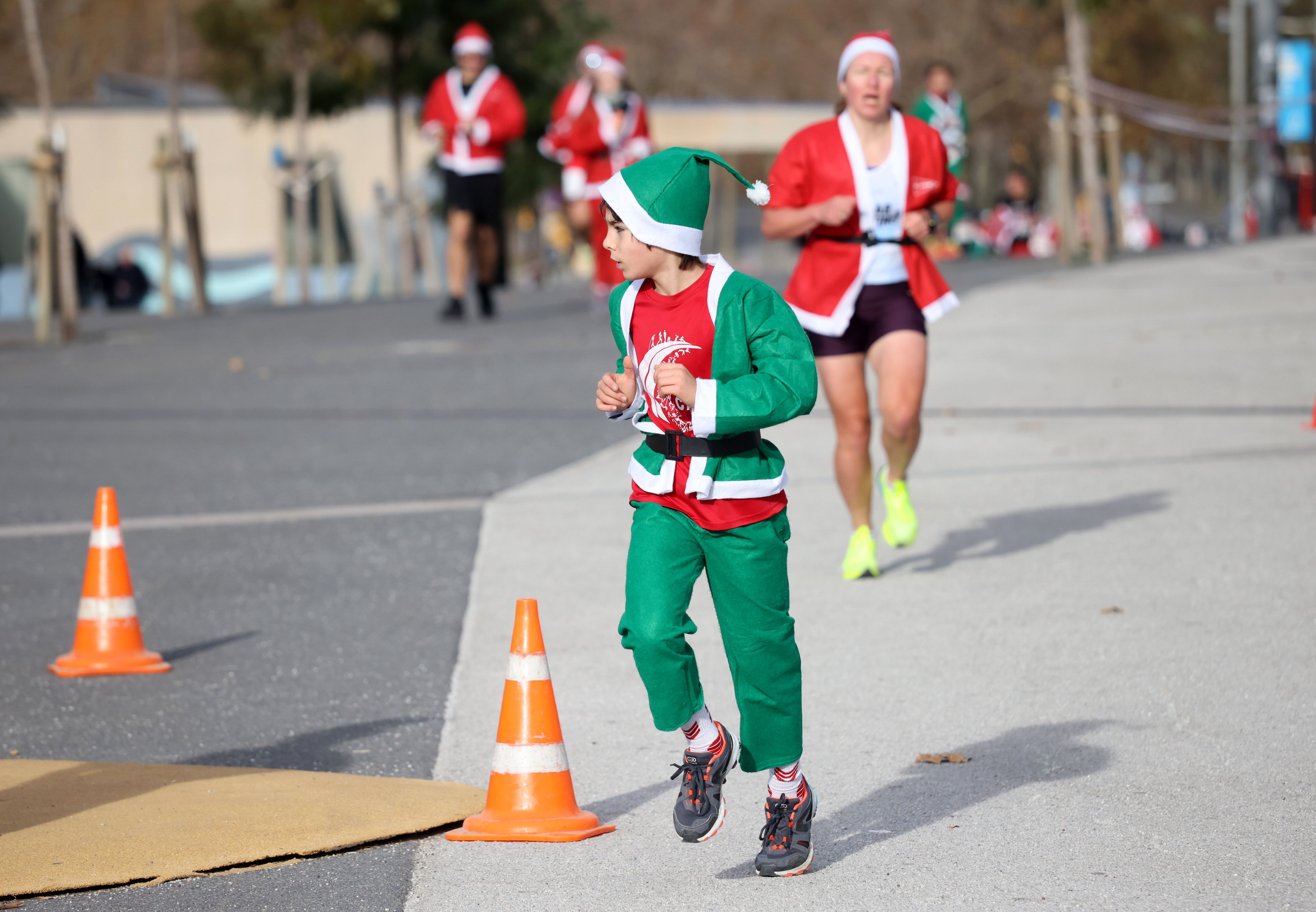 Las mejores fotos de la Carrera de Papá Noel de Barcelona 2024. 366