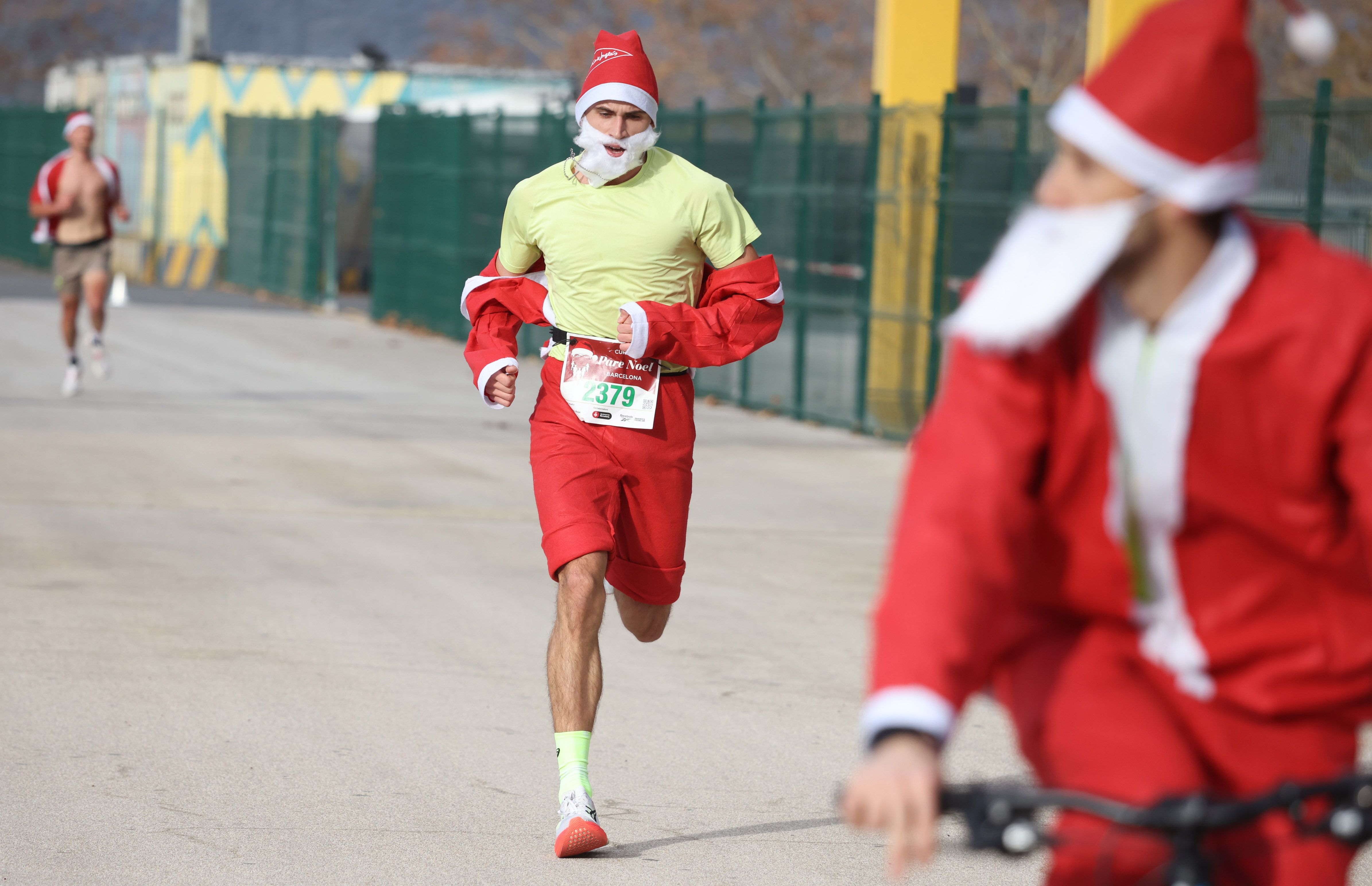 Las mejores fotos de la Carrera de Papá Noel de Barcelona 2024. 397