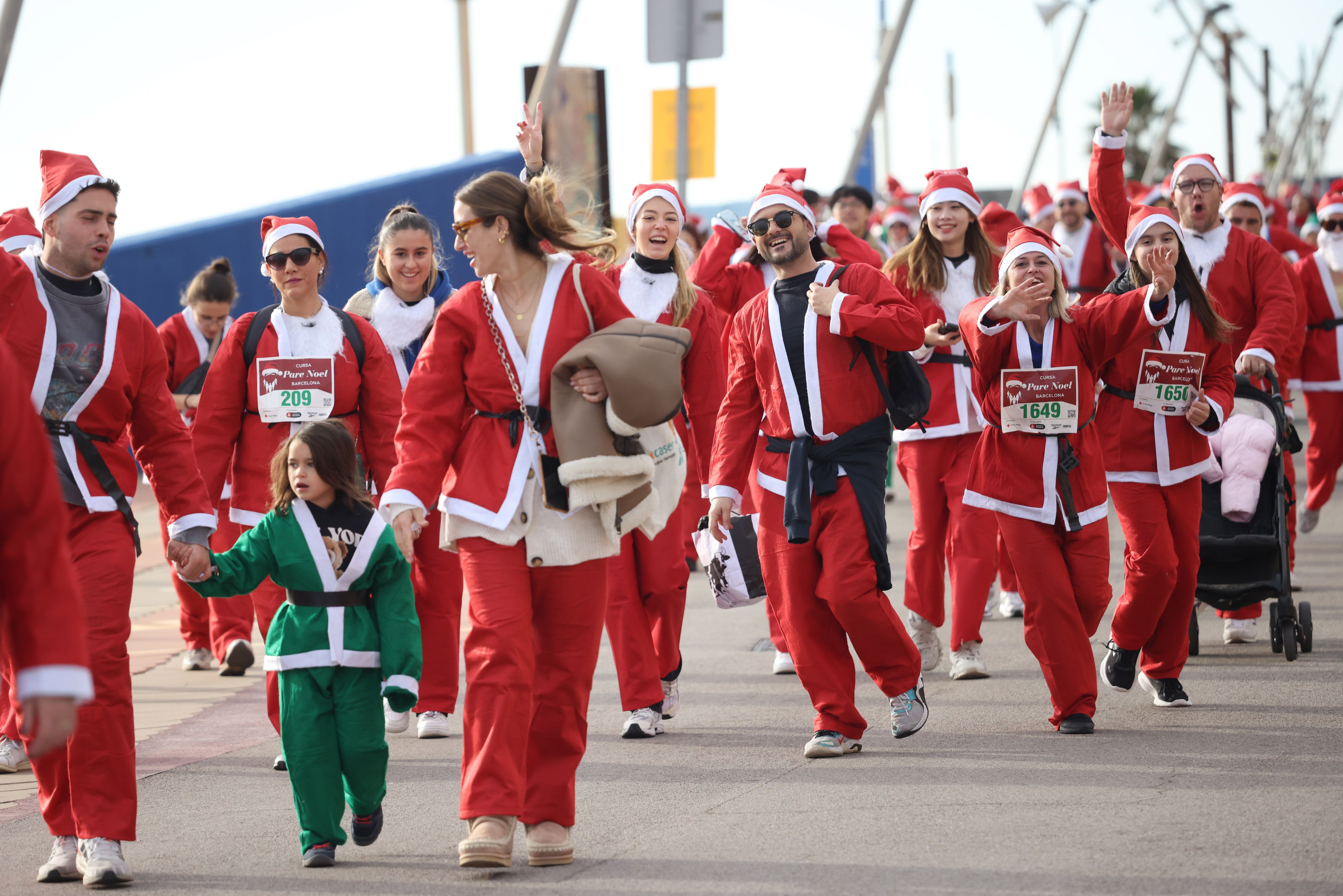 Las mejores fotos de la Carrera de Papá Noel de Barcelona 2024. 437