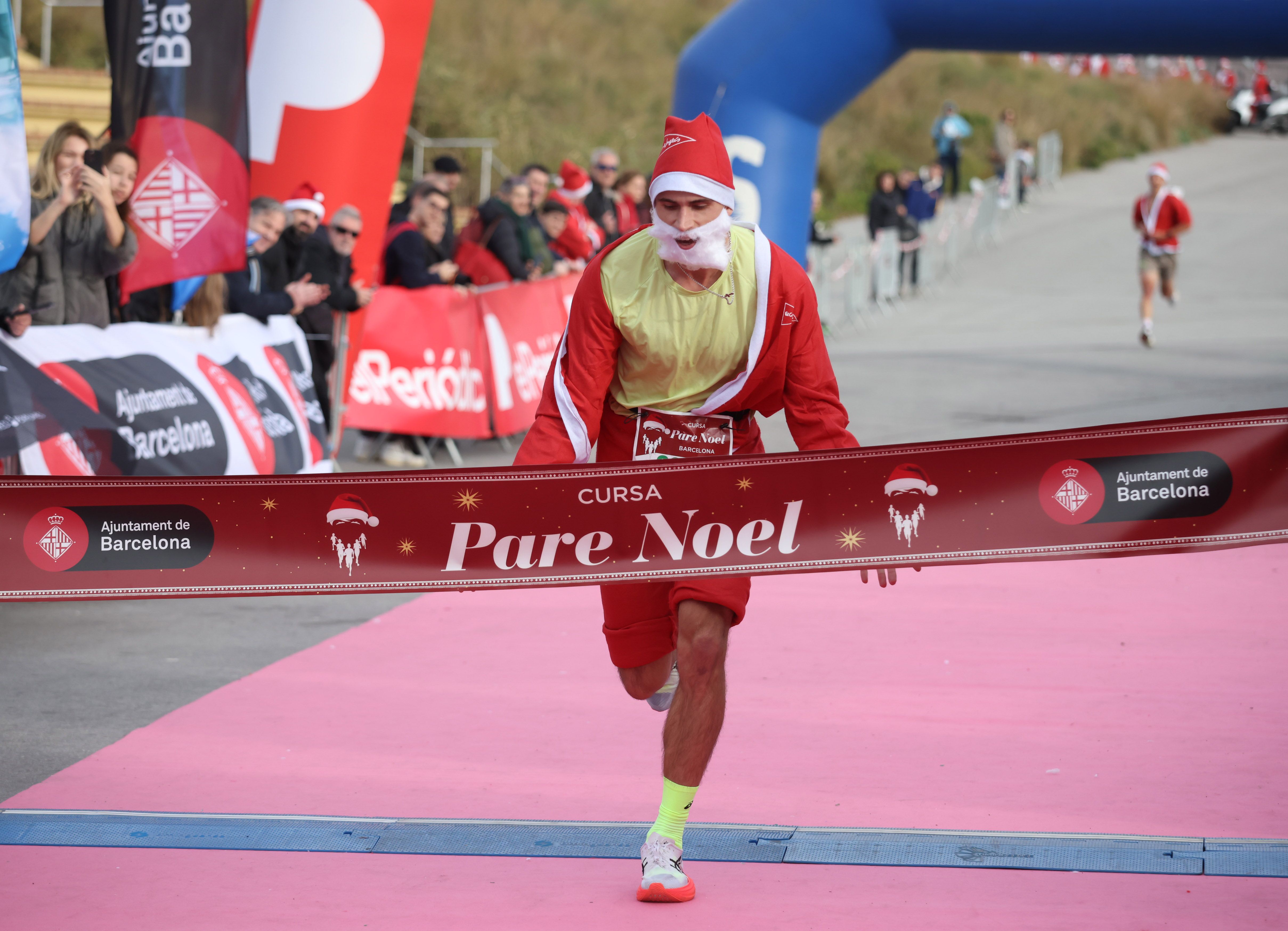 Las mejores fotos de la Carrera de Papá Noel de Barcelona 2024. 446