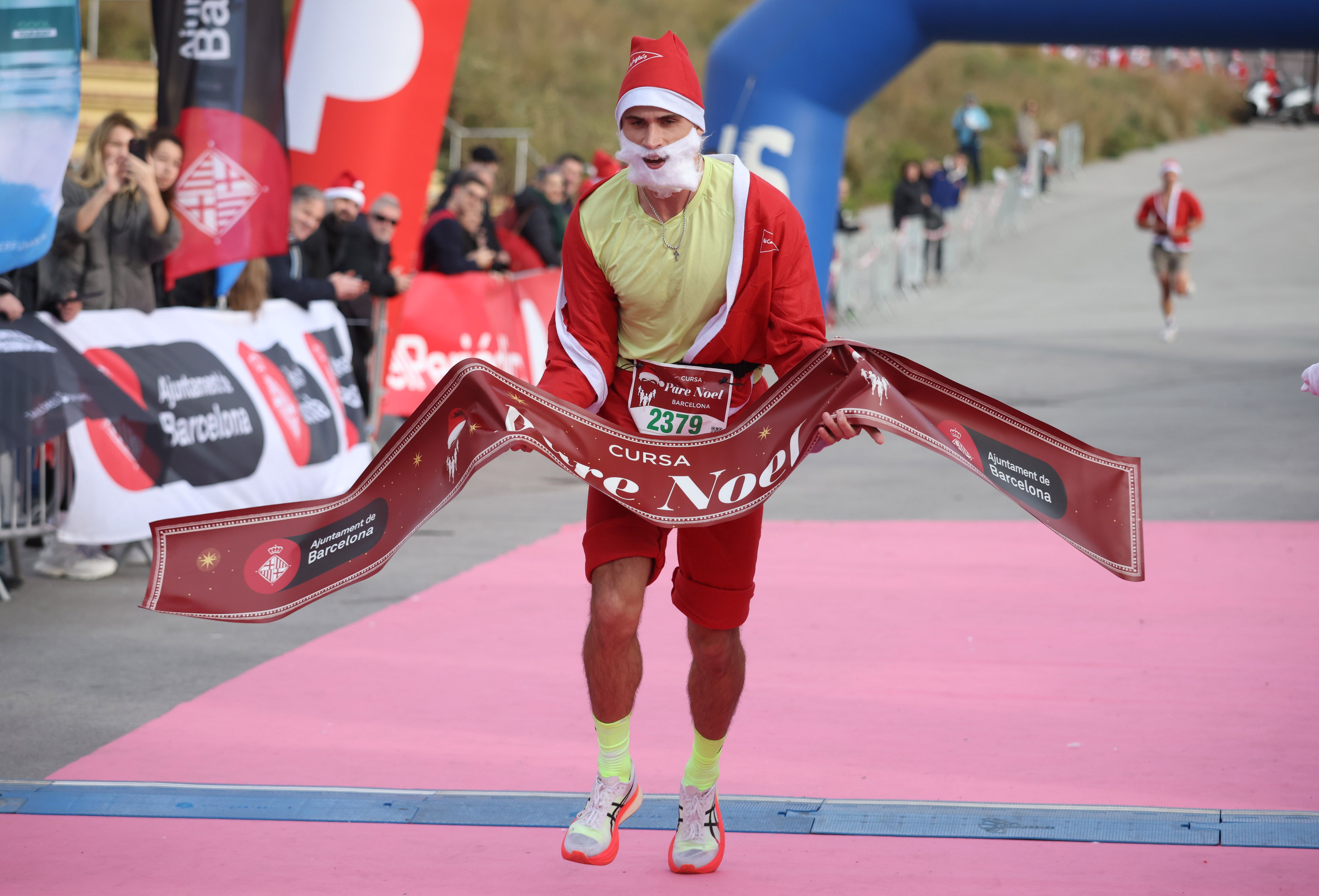 Las mejores fotos de la Carrera de Papá Noel de Barcelona 2024. 447