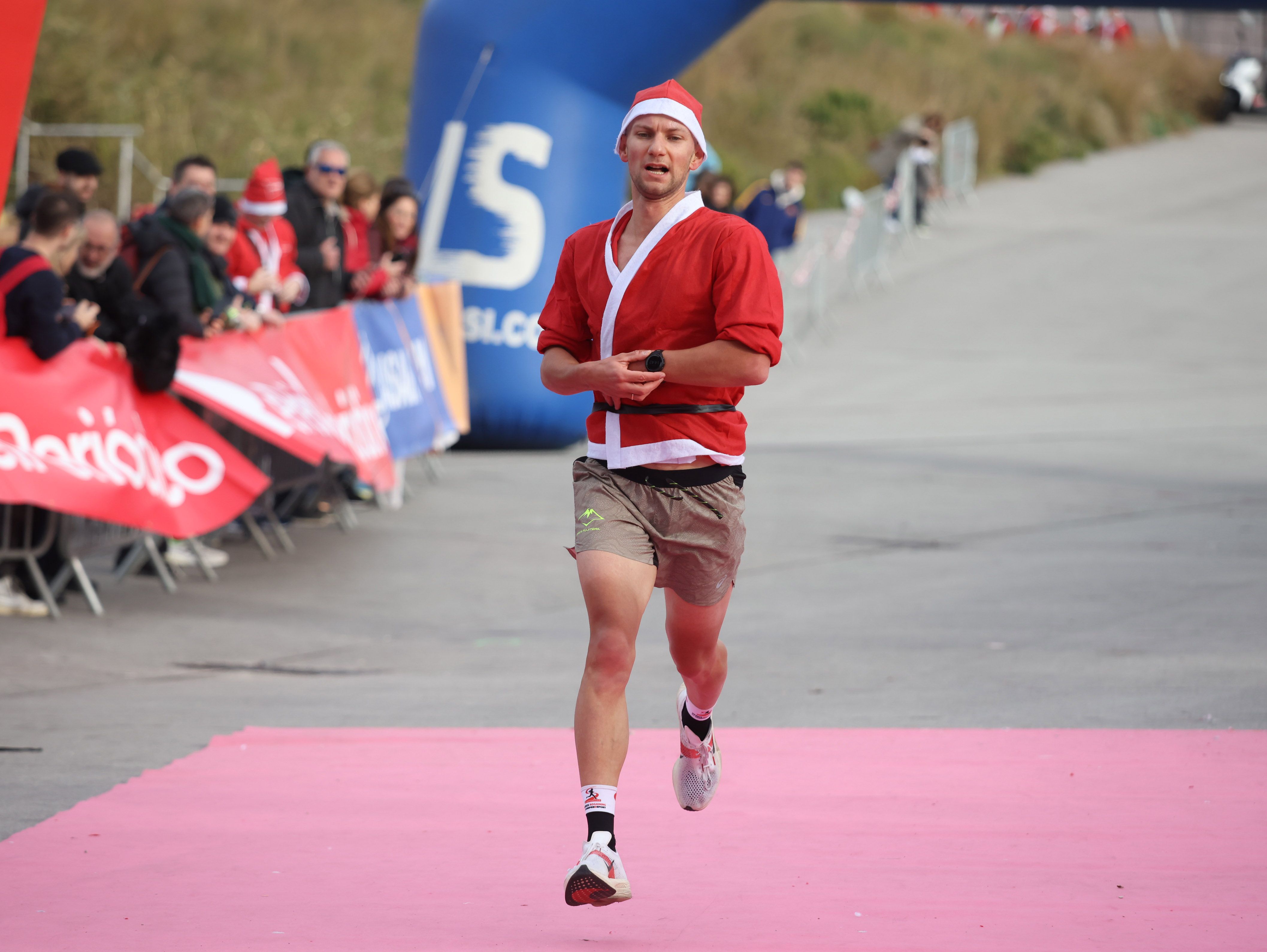 Las mejores fotos de la Carrera de Papá Noel de Barcelona 2024. 462