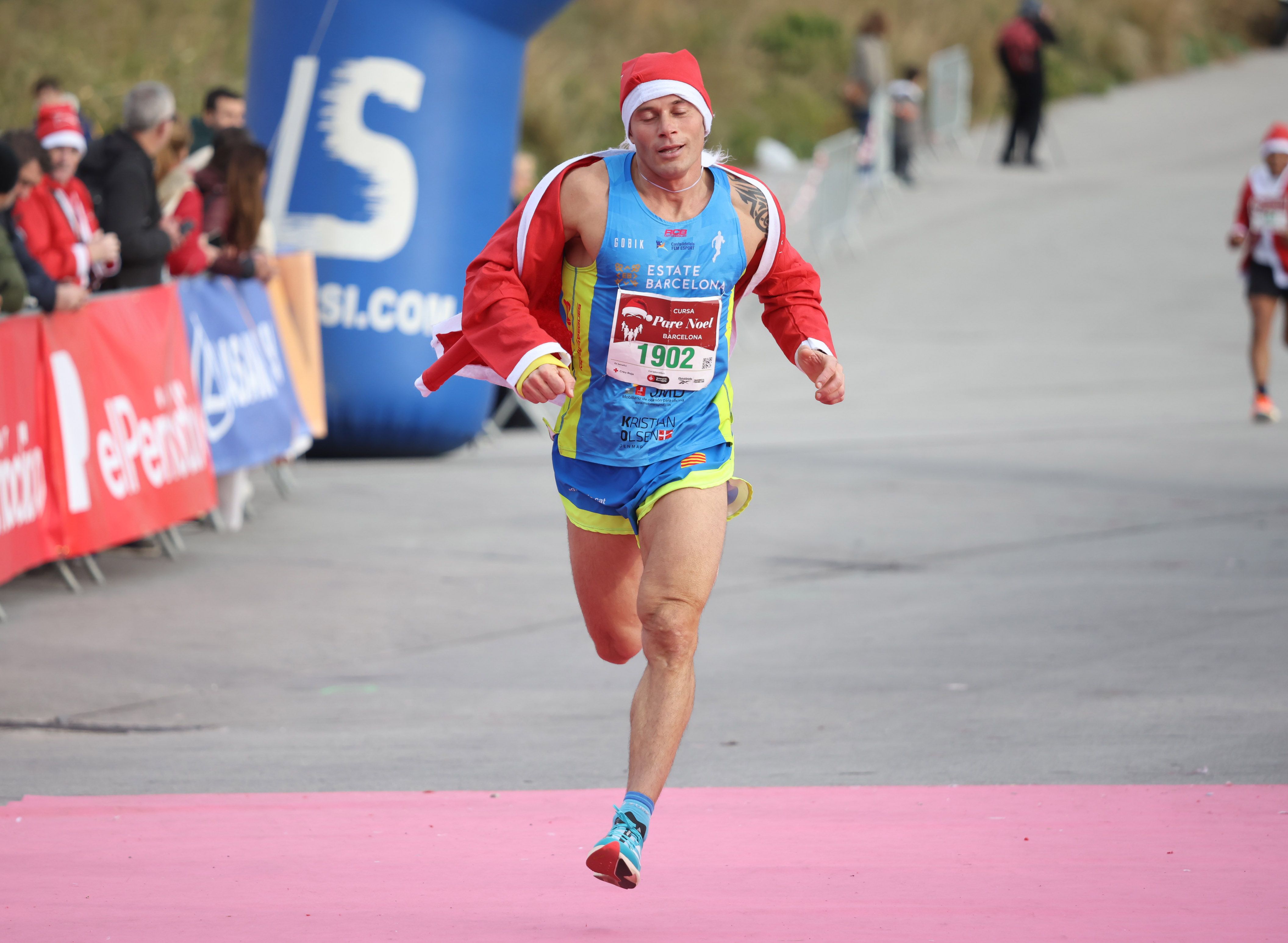 Las mejores fotos de la Carrera de Papá Noel de Barcelona 2024. 469