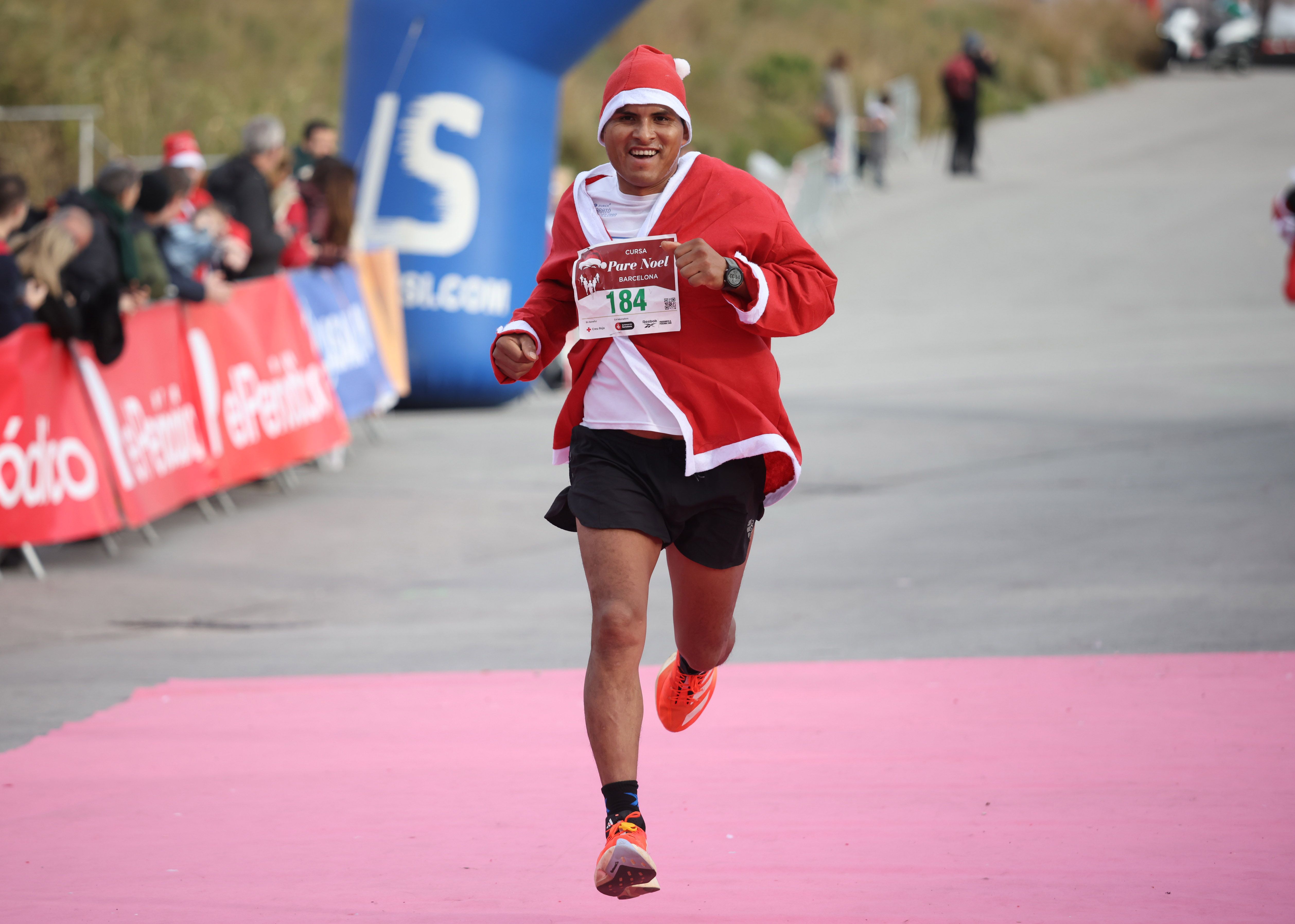 Las mejores fotos de la Carrera de Papá Noel de Barcelona 2024. 472