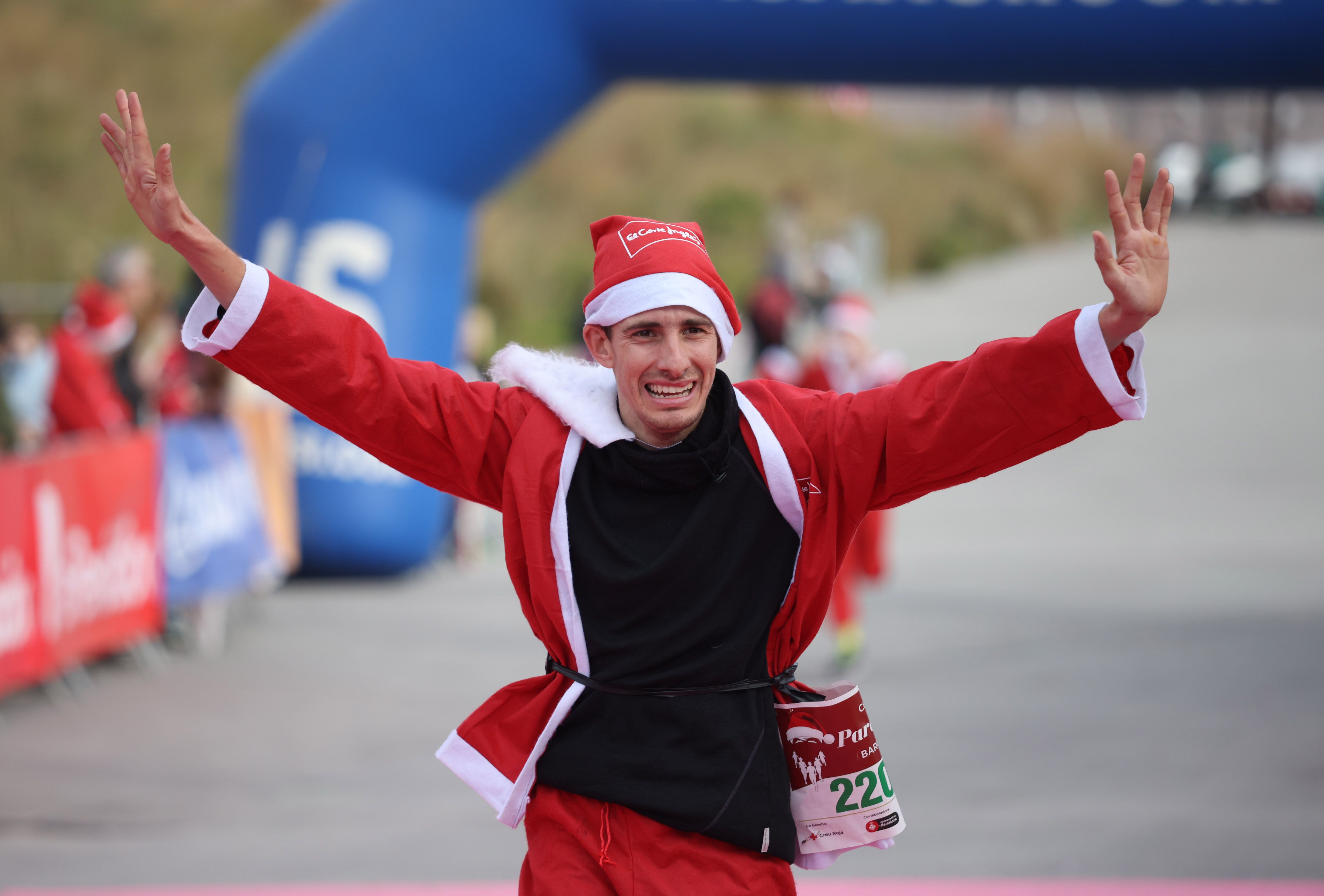 Las mejores fotos de la Carrera de Papá Noel de Barcelona 2024. 474