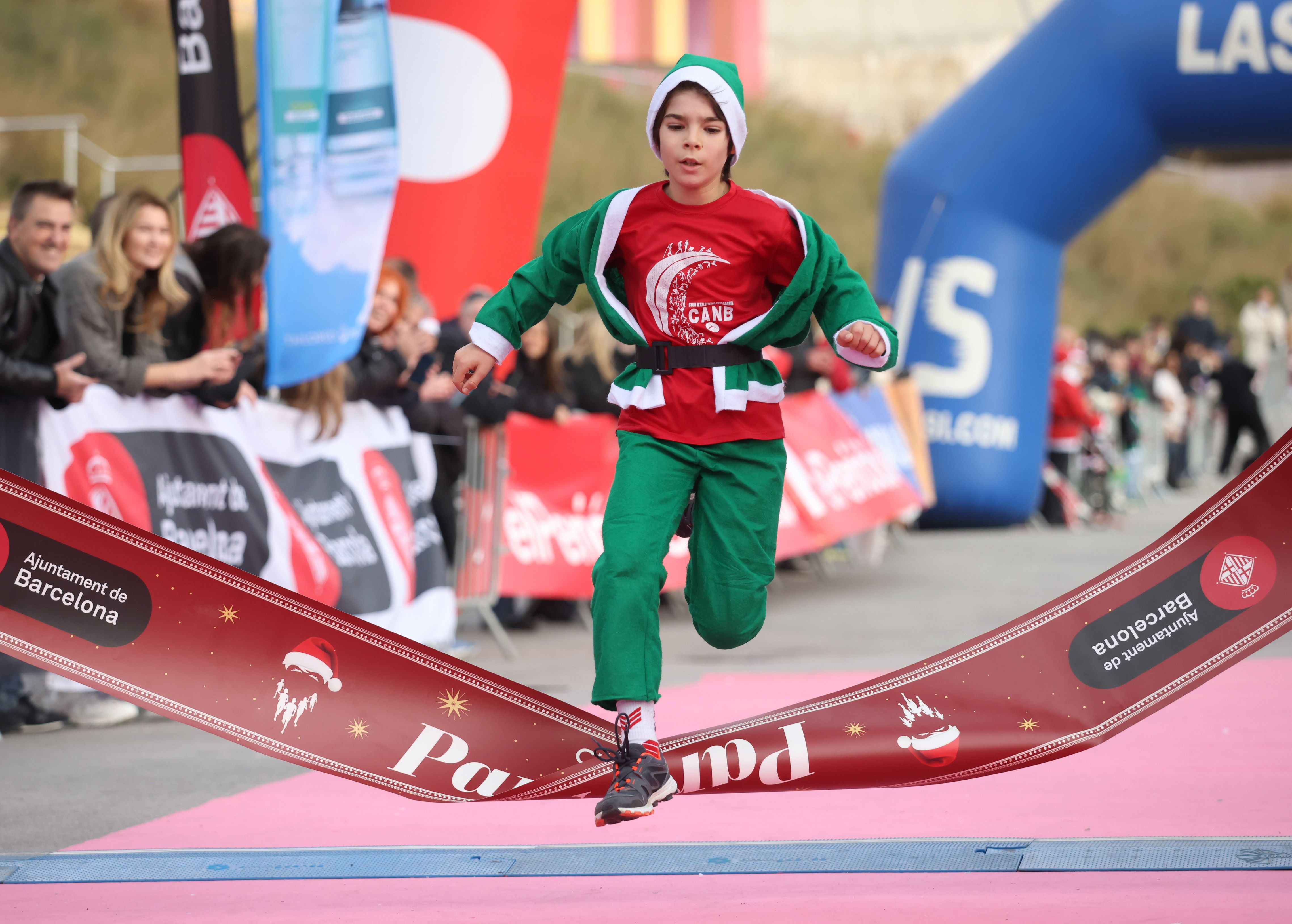 Las mejores fotos de la Carrera de Papá Noel de Barcelona 2024. 526