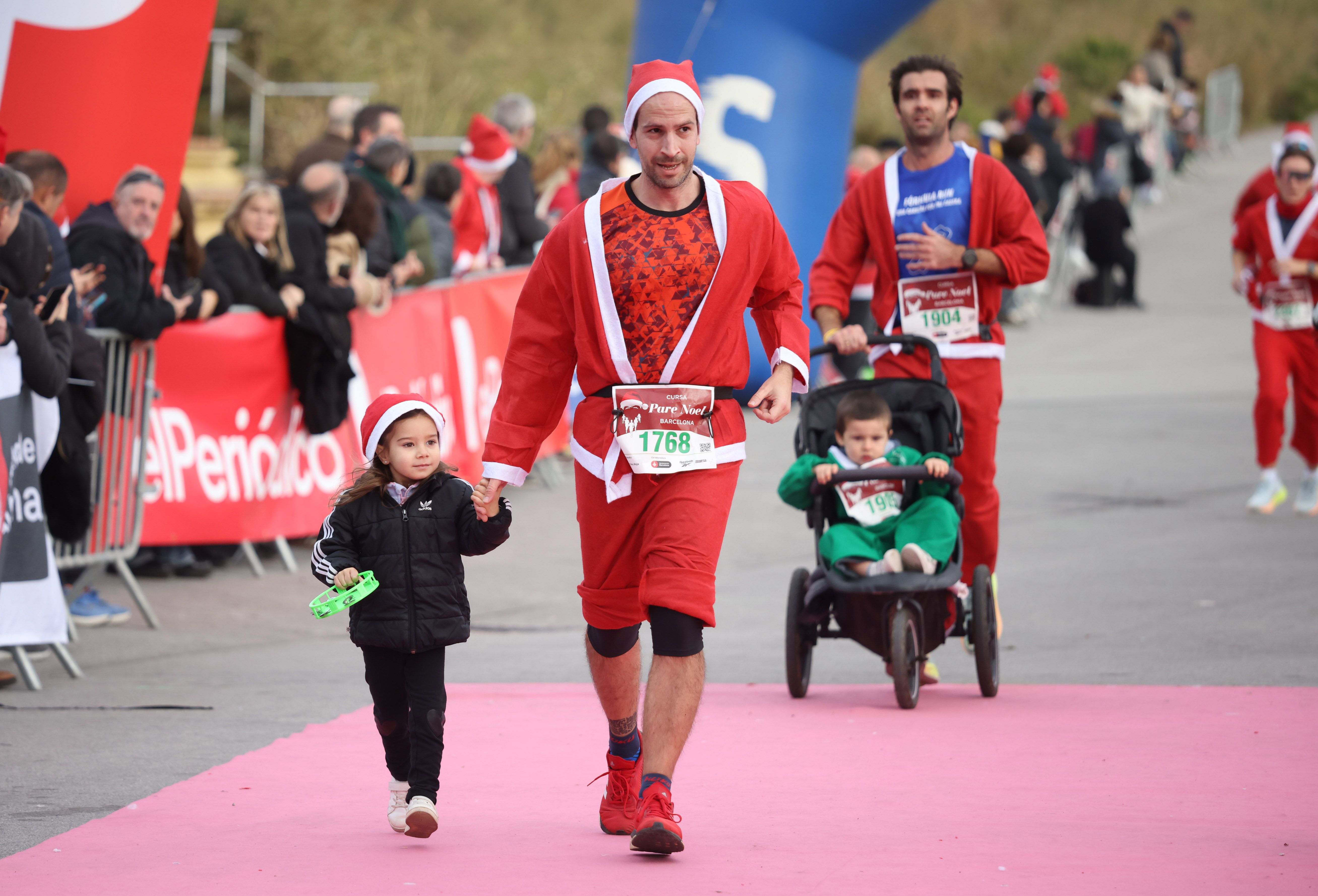 Las mejores fotos de la Carrera de Papá Noel de Barcelona 2024. 544
