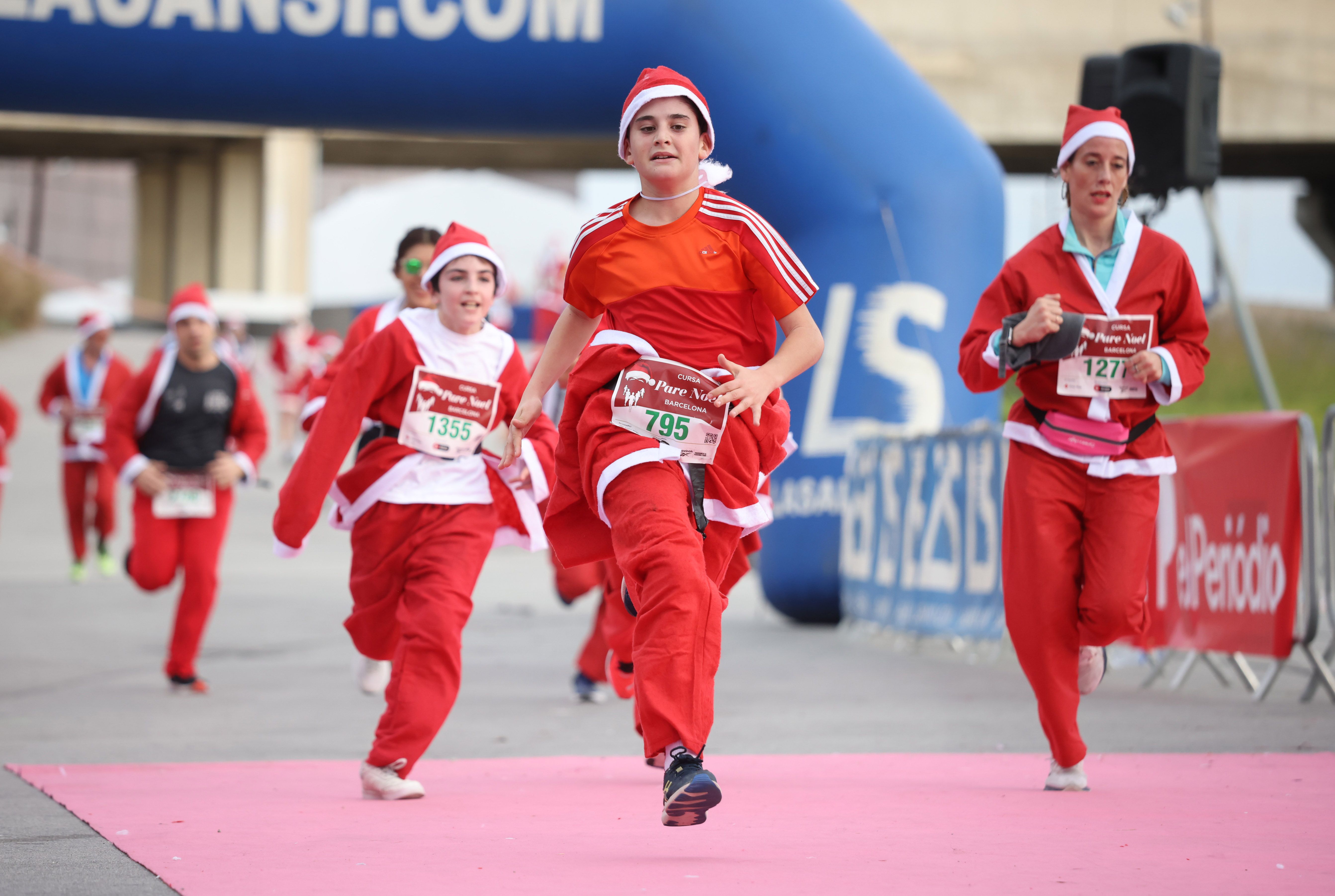Las mejores fotos de la Carrera de Papá Noel de Barcelona 2024. 557