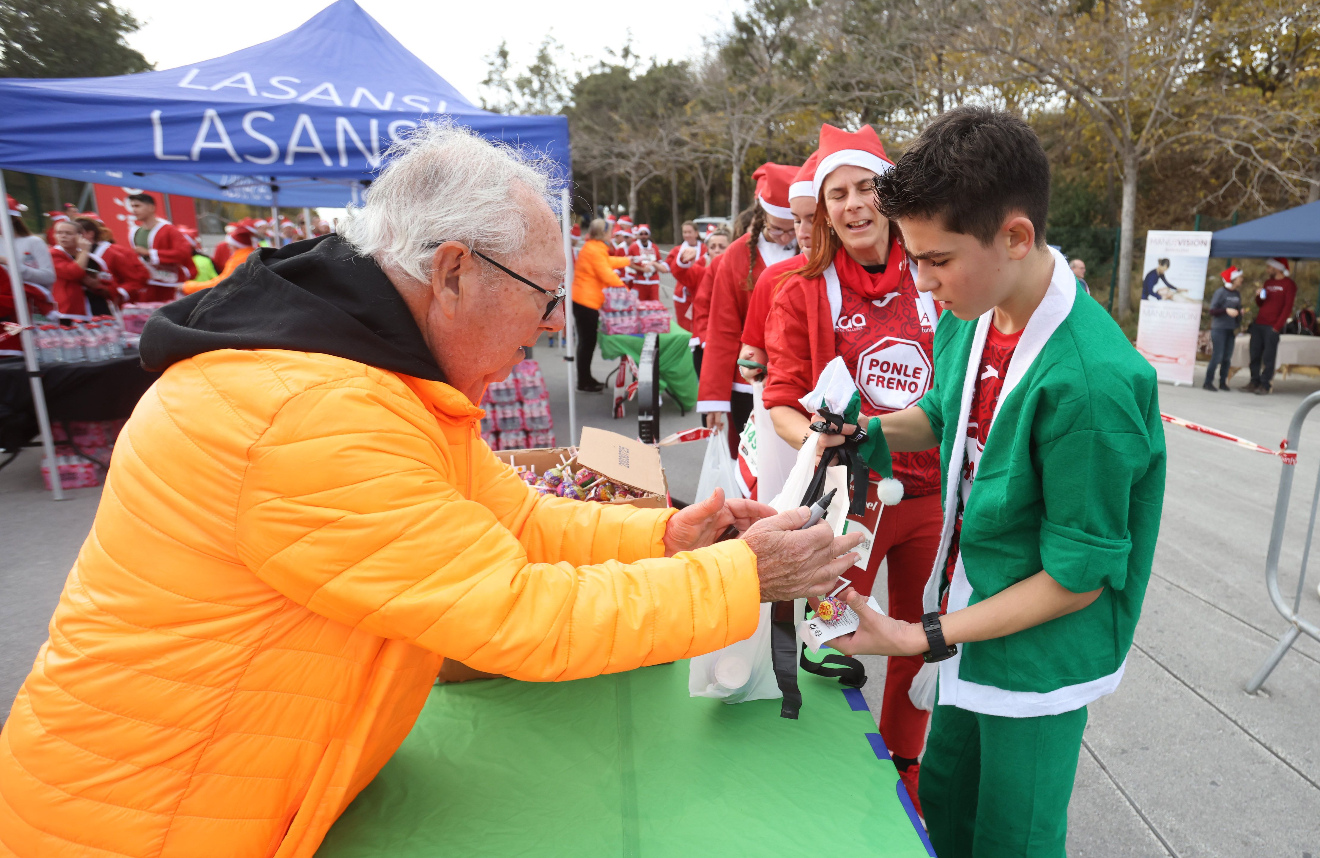 Las mejores fotos de la Carrera de Papá Noel de Barcelona 2024. 595