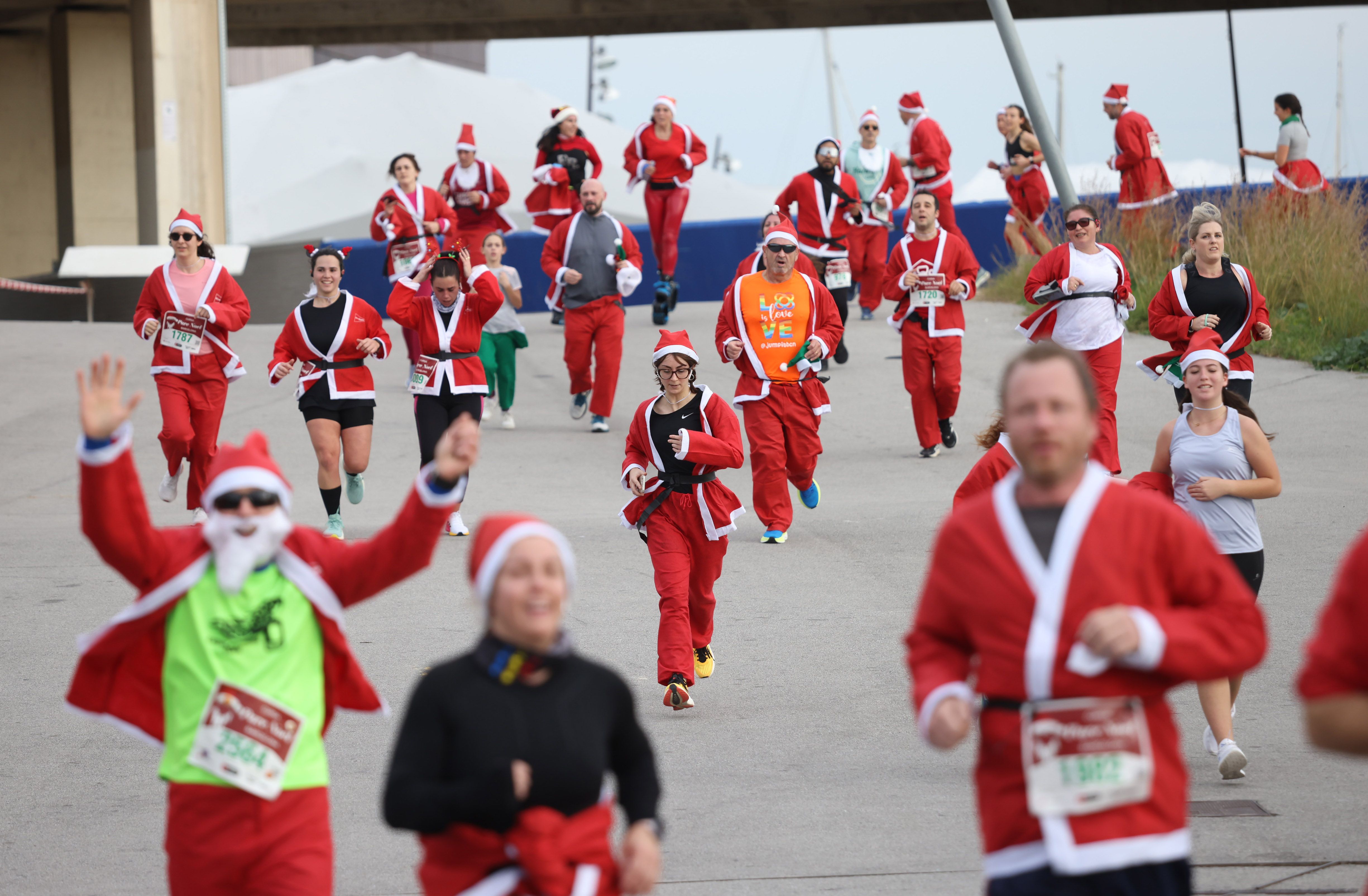 Las mejores fotos de la Carrera de Papá Noel de Barcelona 2024. 633