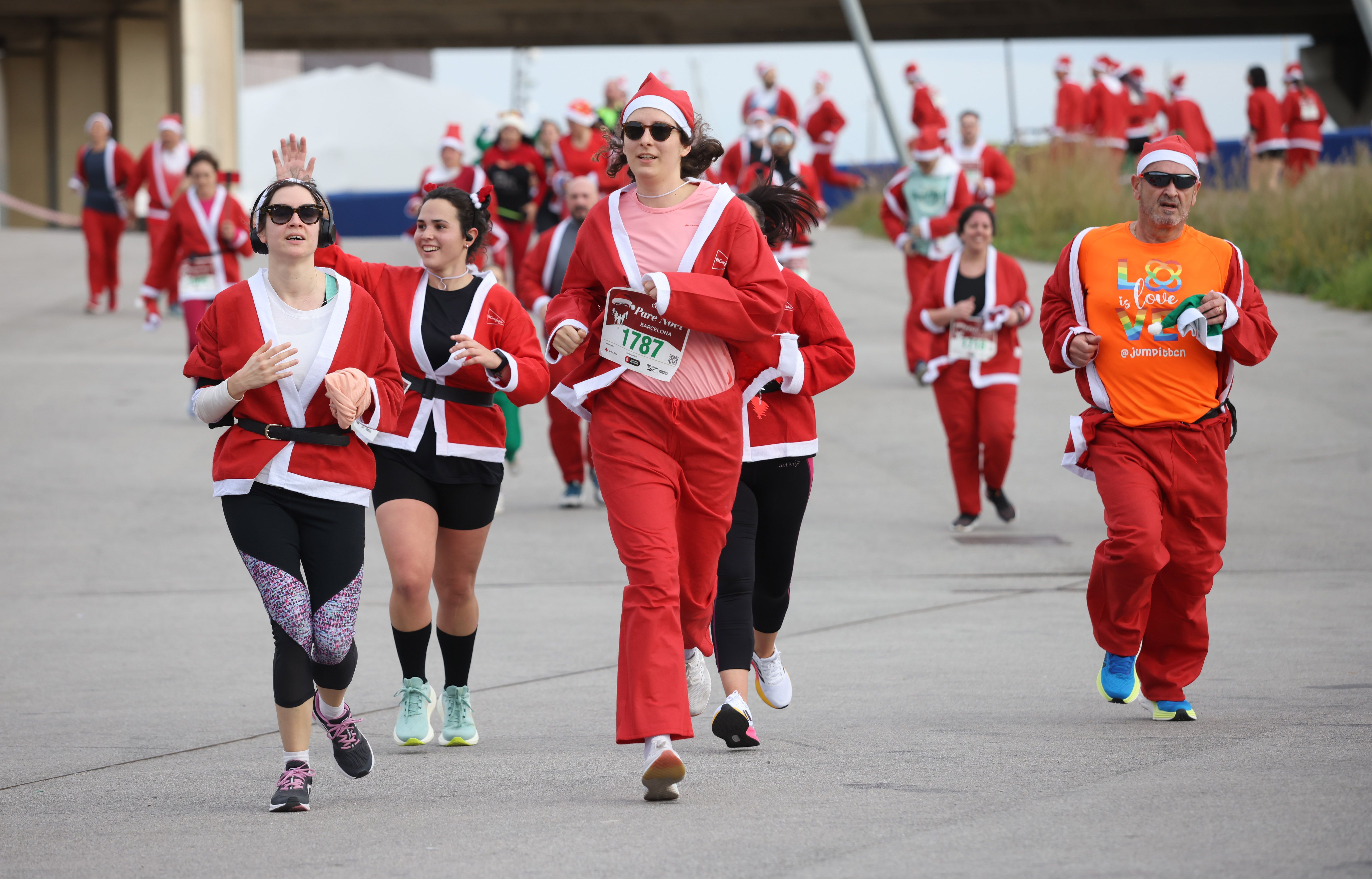 Las mejores fotos de la Carrera de Papá Noel de Barcelona 2024. 637