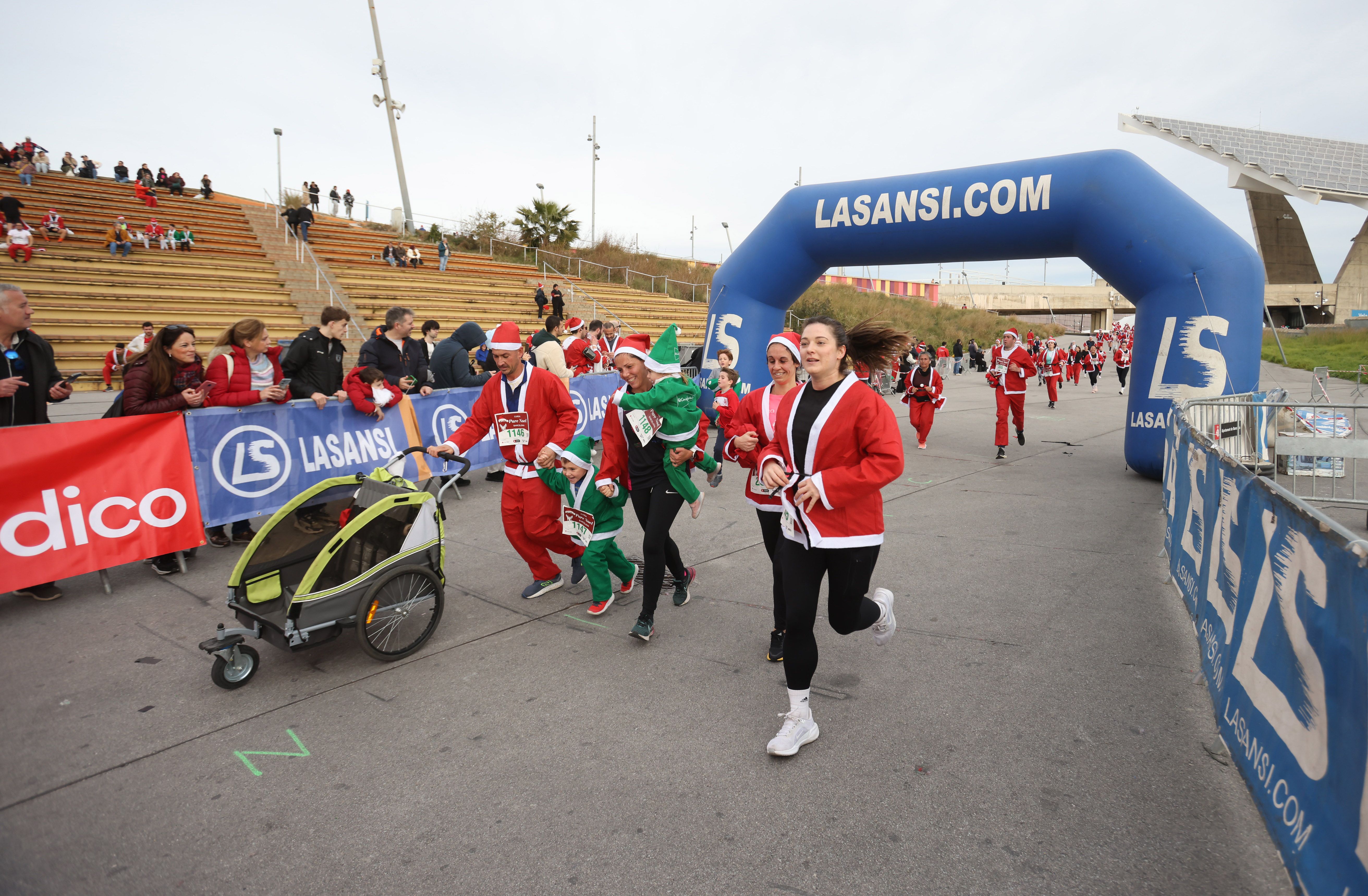 Las mejores fotos de la Carrera de Papá Noel de Barcelona 2024. 650