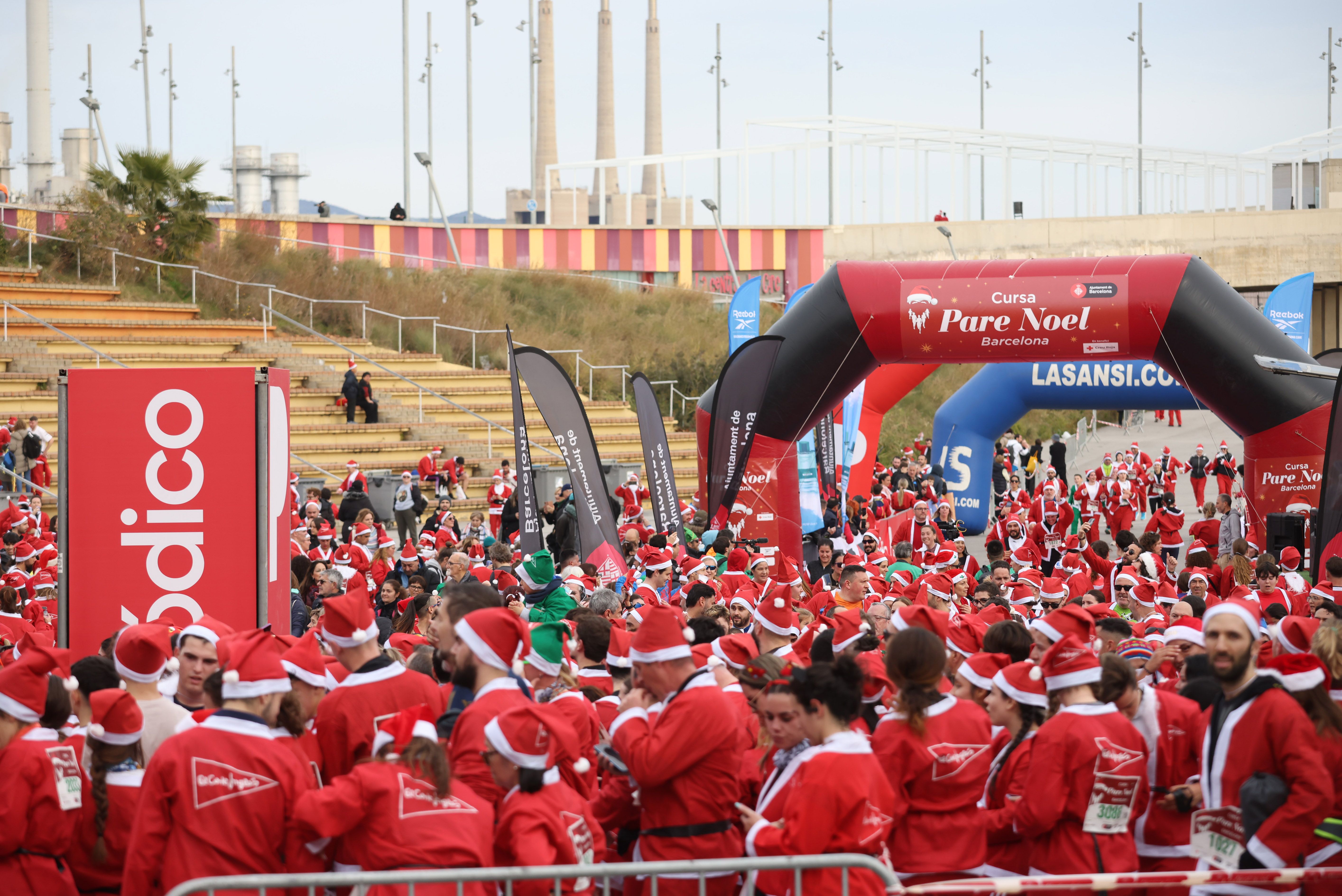 Las mejores fotos de la Carrera de Papá Noel de Barcelona 2024. 693
