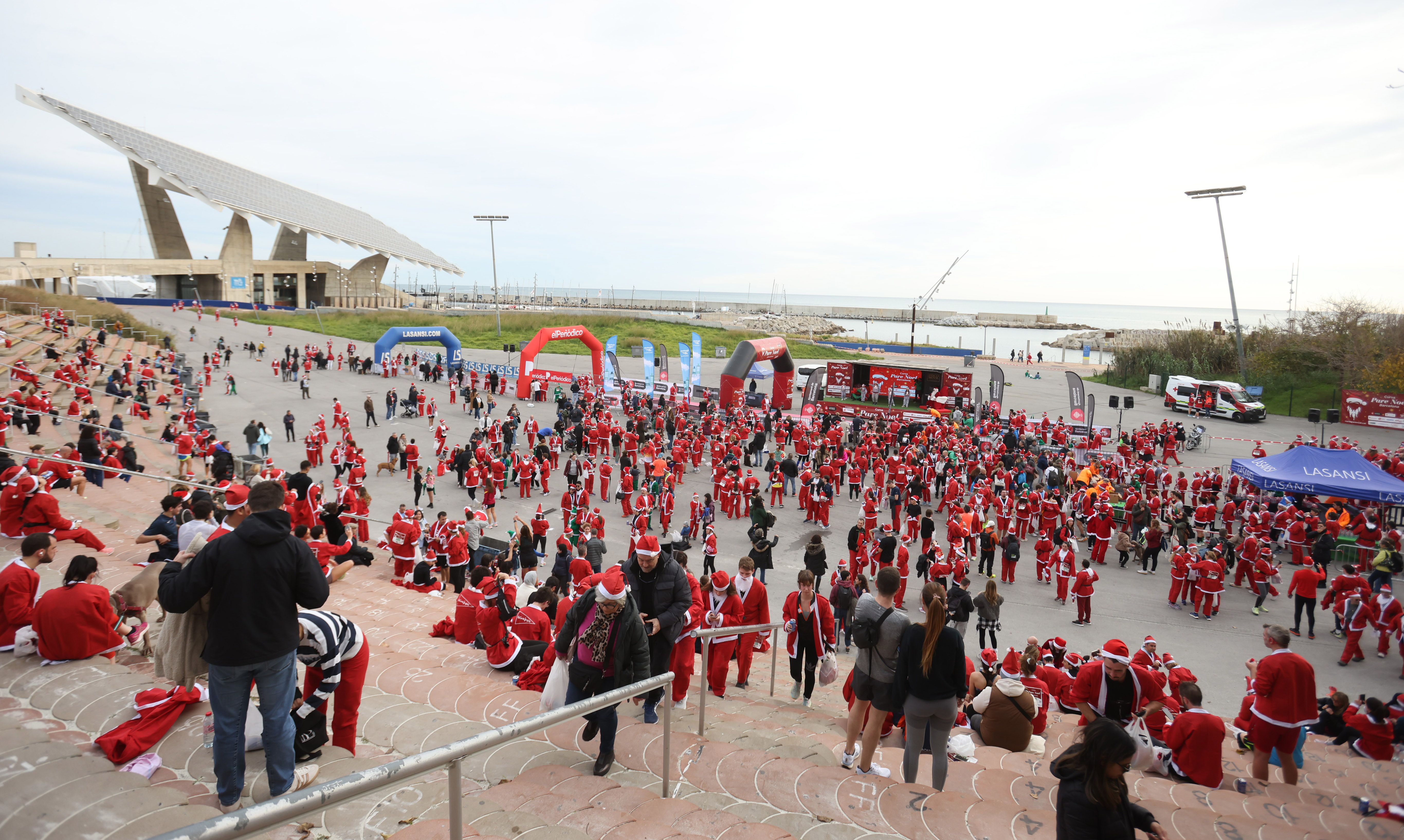 Las mejores fotos de la Carrera de Papá Noel de Barcelona 2024. 737