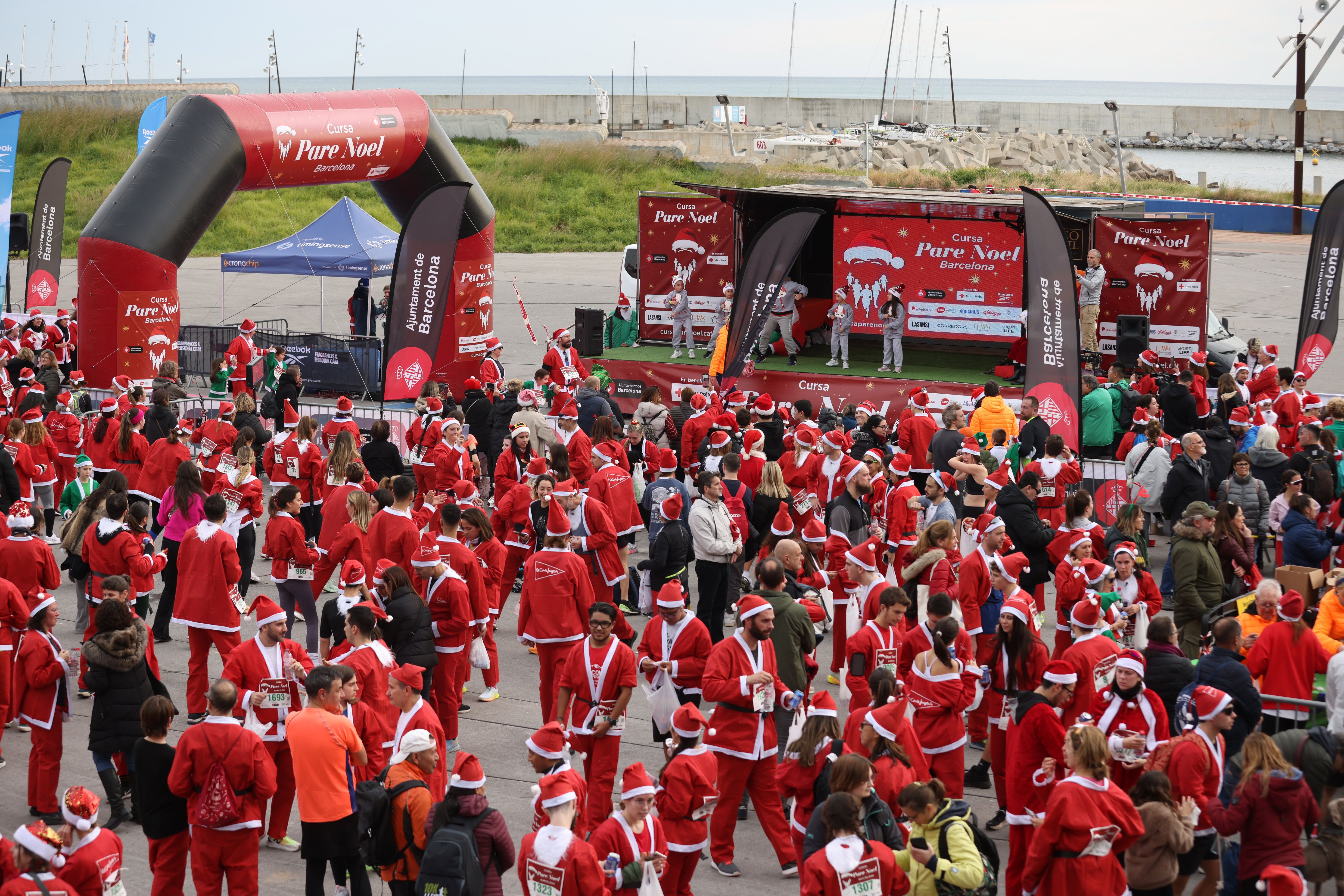 Las mejores fotos de la Carrera de Papá Noel de Barcelona 2024. 743