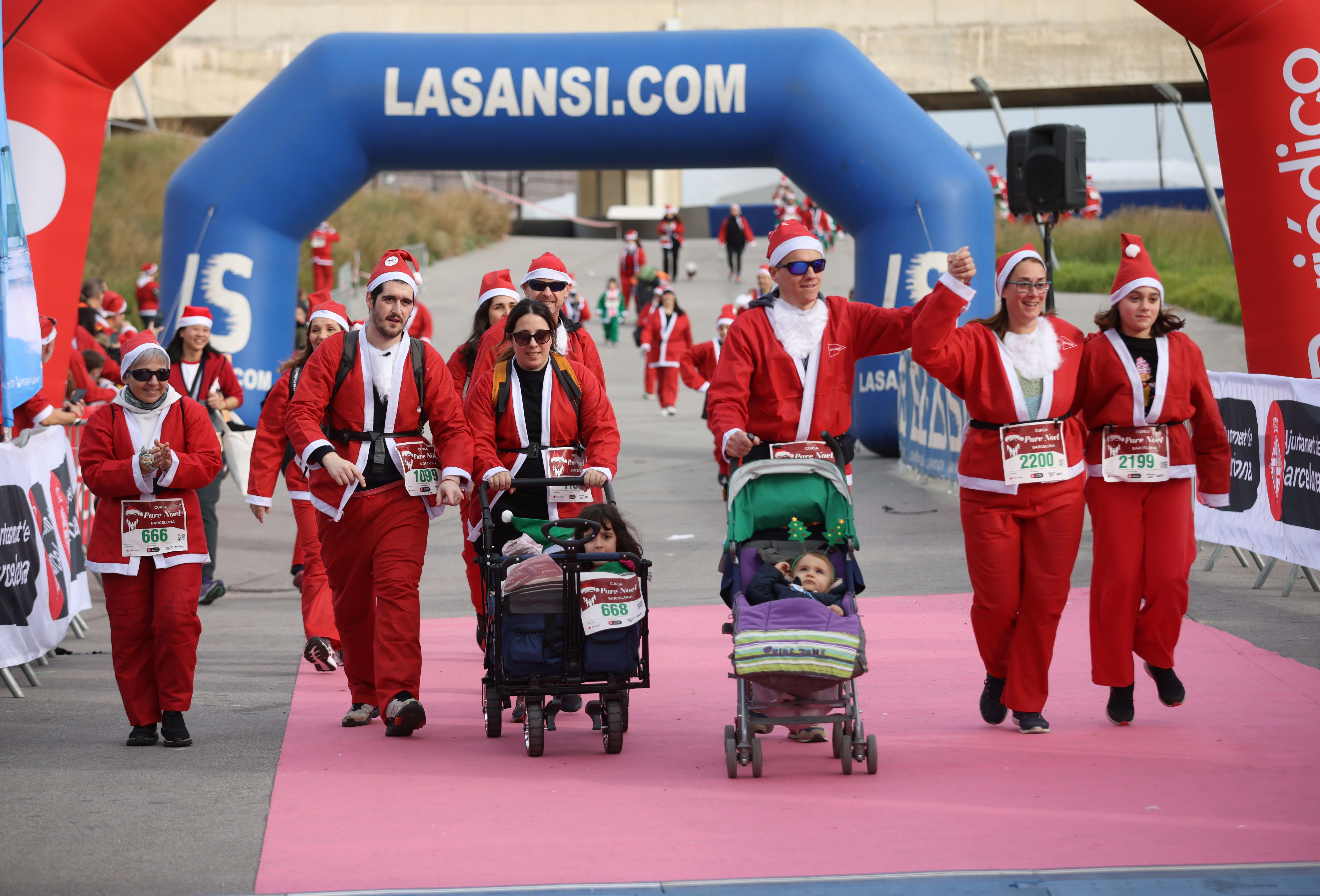 Las mejores fotos de la Carrera de Papá Noel de Barcelona 2024. 780