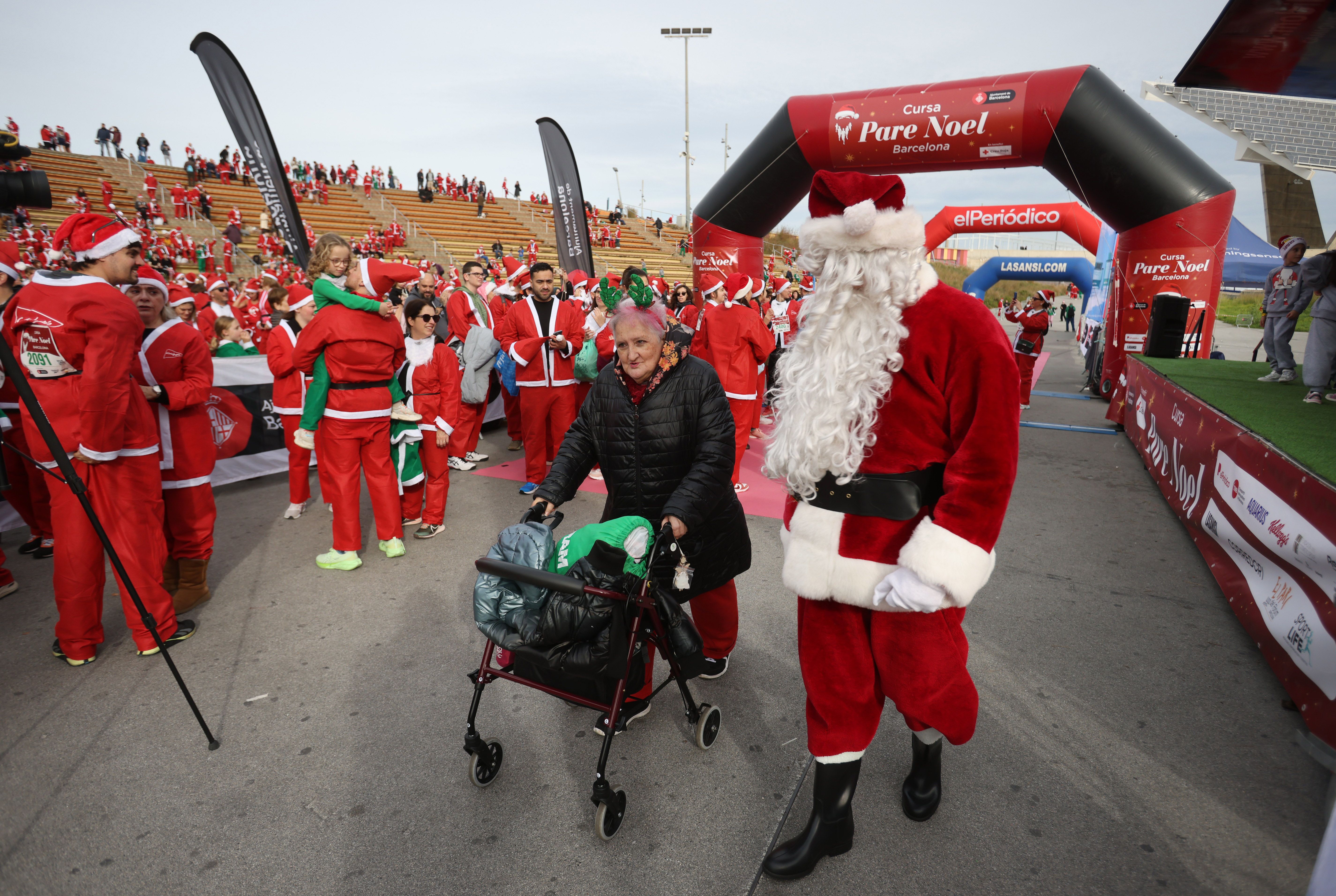 Las mejores fotos de la Carrera de Papá Noel de Barcelona 2024. 828