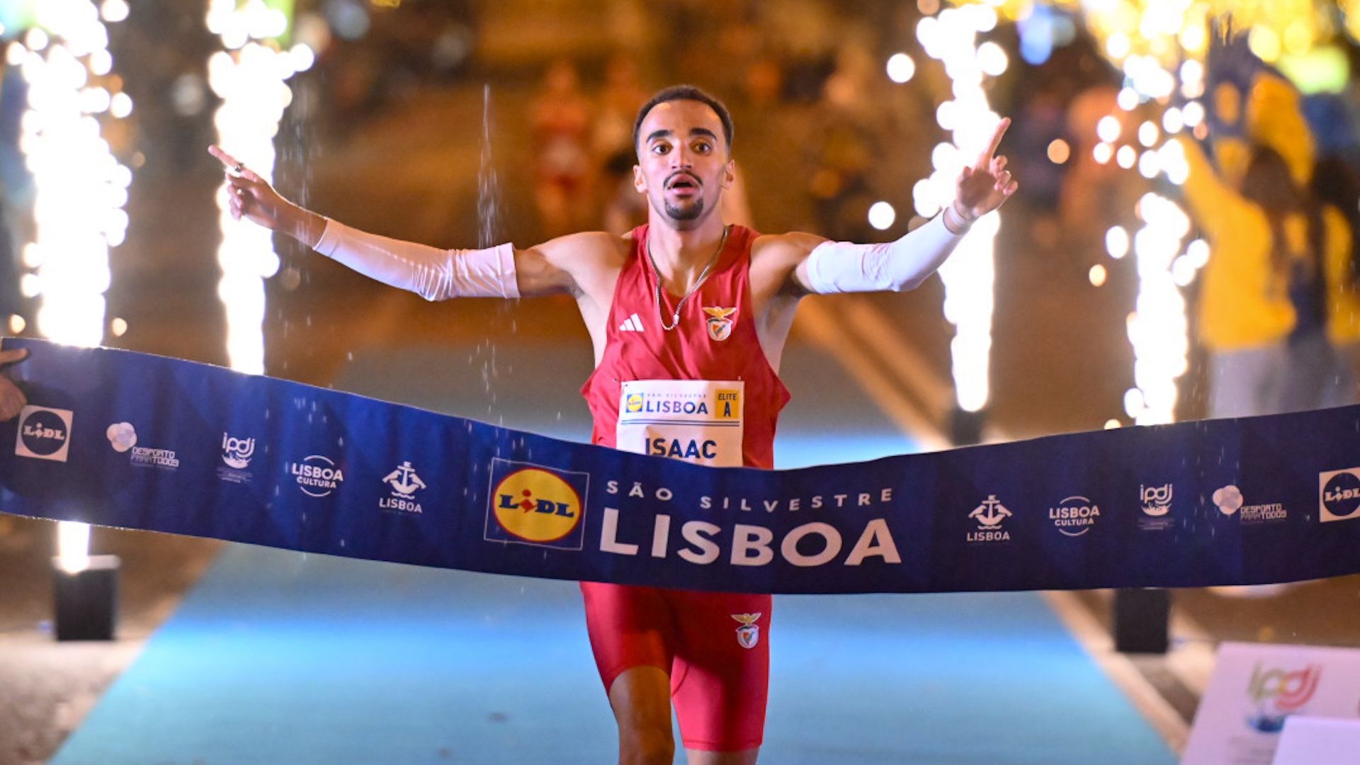 Isaac Nader venciendo en la San Silvestre de Lisboa con récord portugués.