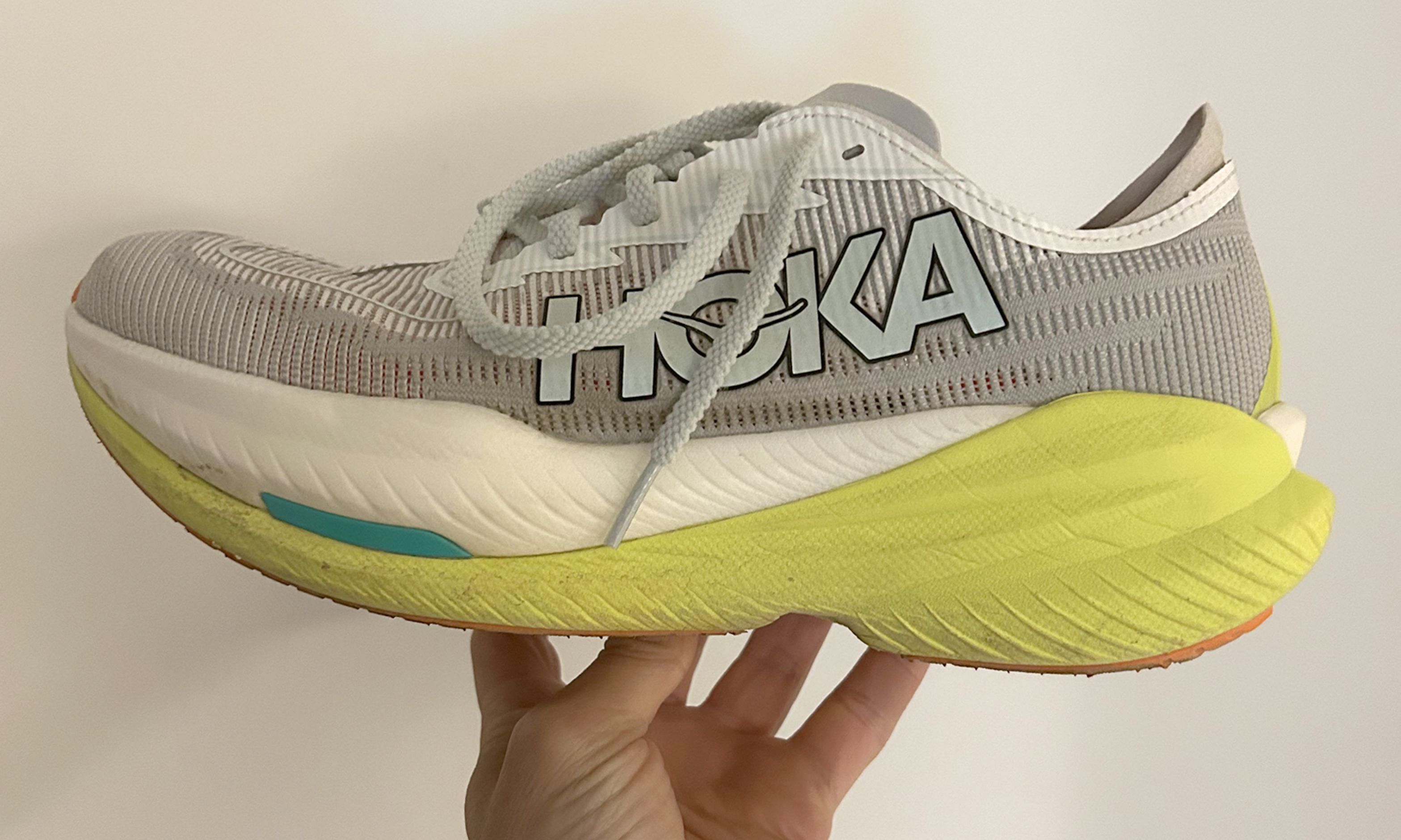 Probamos a fondo las Hoka Mach X 2, un modelo con placa de pebax en lugar de carbono.