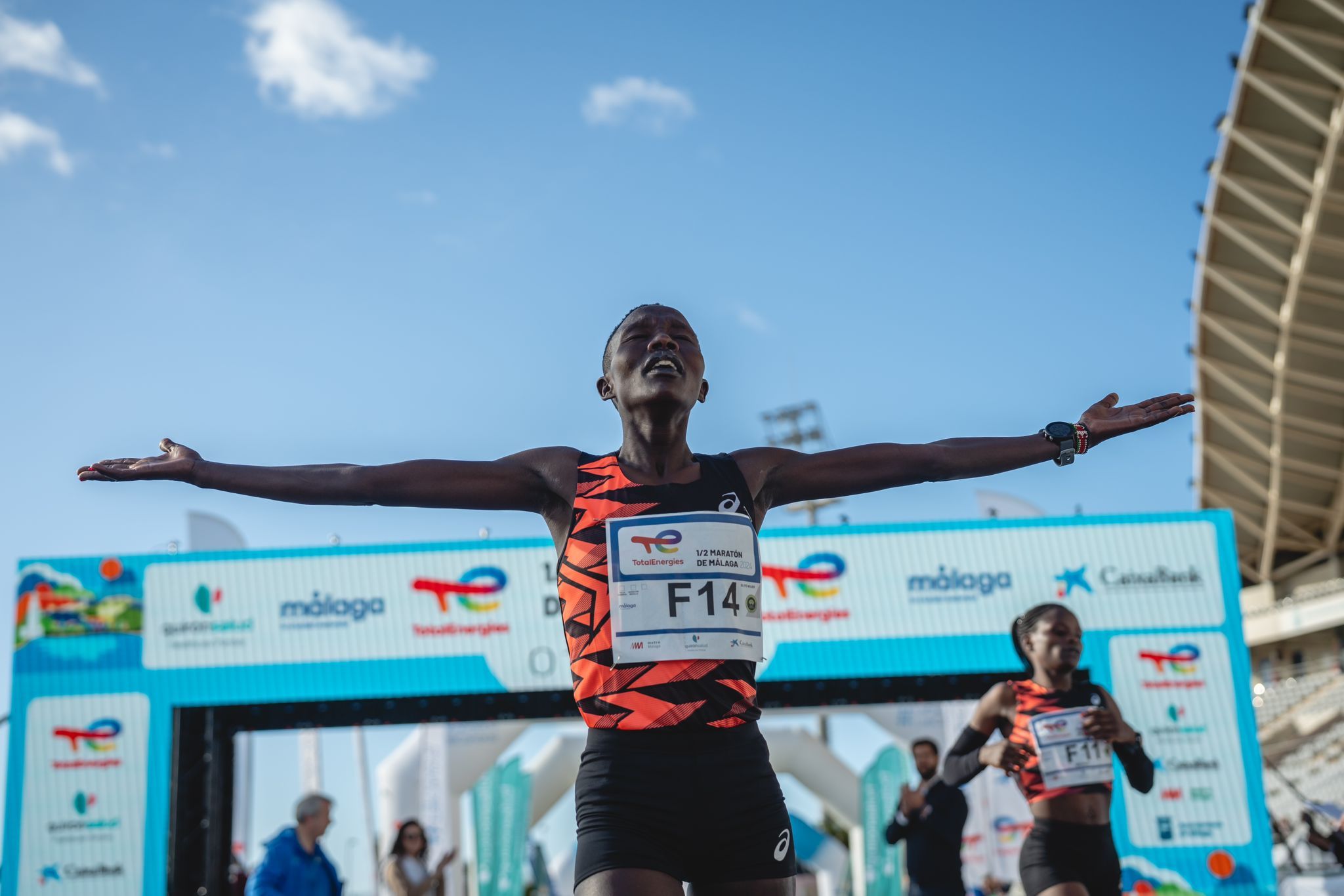 Línea de meta de la línea de meta del TotalEnergies Medio Maratón de Málaga