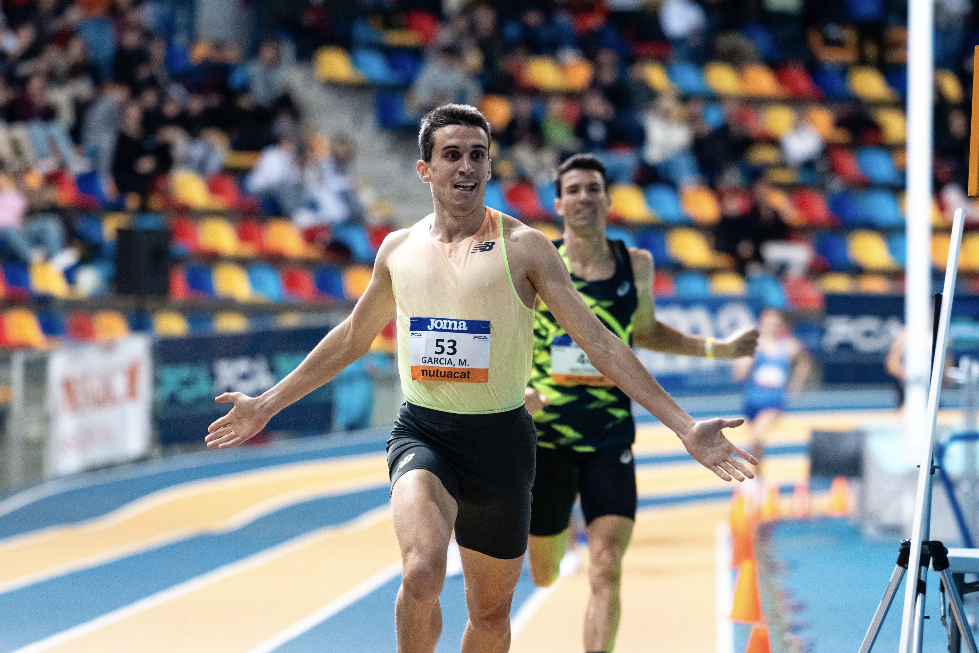 Mariano García imponiéndose a Adel Mechaal en los 15000 metros del Meeting de Sabadell. SPORTMEDIAS.