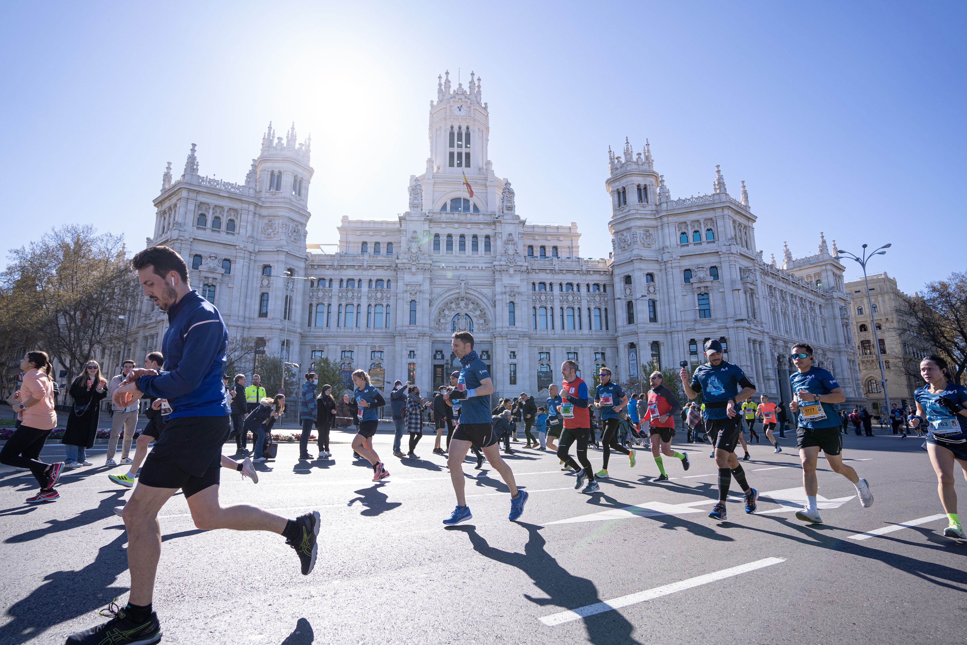 Participantes del Movistar Madrid Medio Maratón frente al Ayuntamiento de la capital
