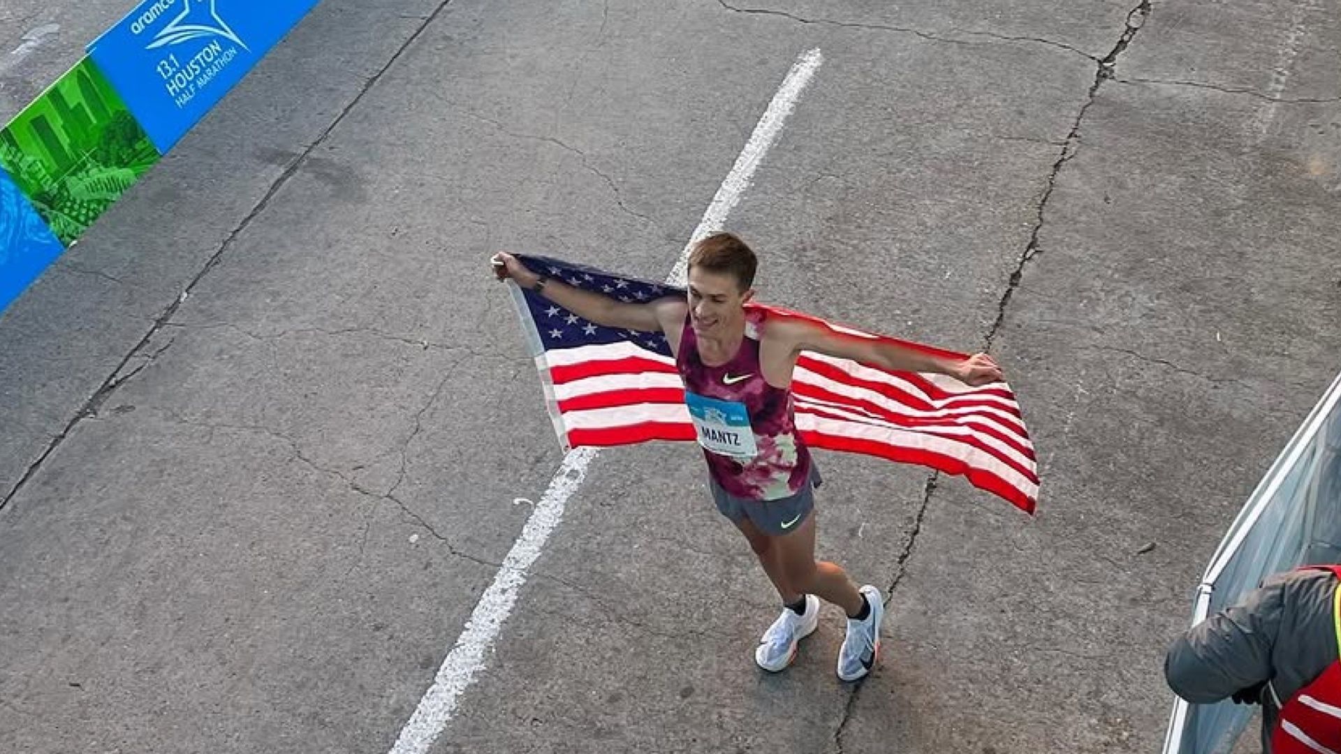 Conner Mantz tras batir el récord de Estados Unidos de medio maratón en Houston.