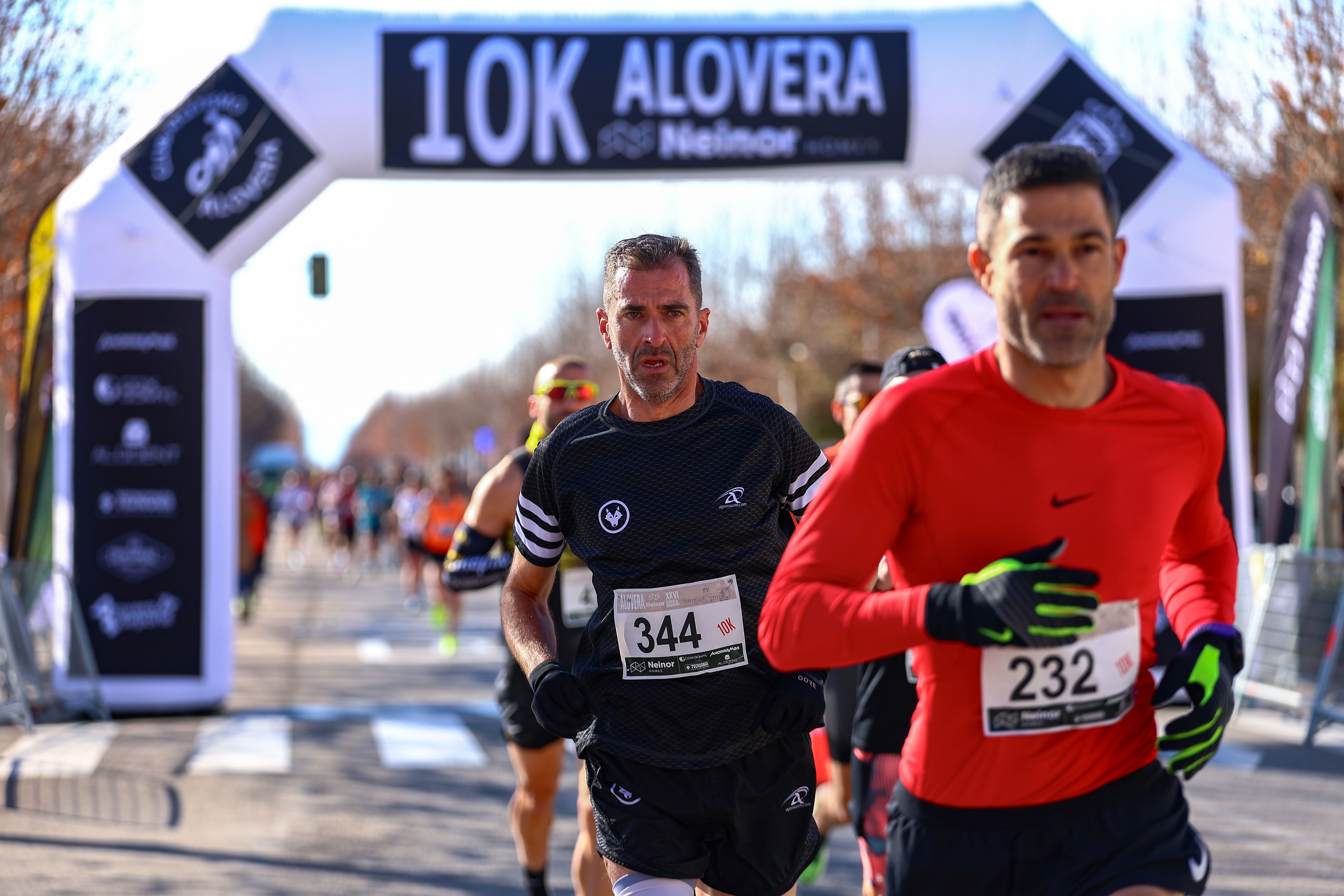 El campeón paralímpico Dani Molina (de negro) fue el gran atractivo de la Carrera Popular Alovera Neinor Homes 2025